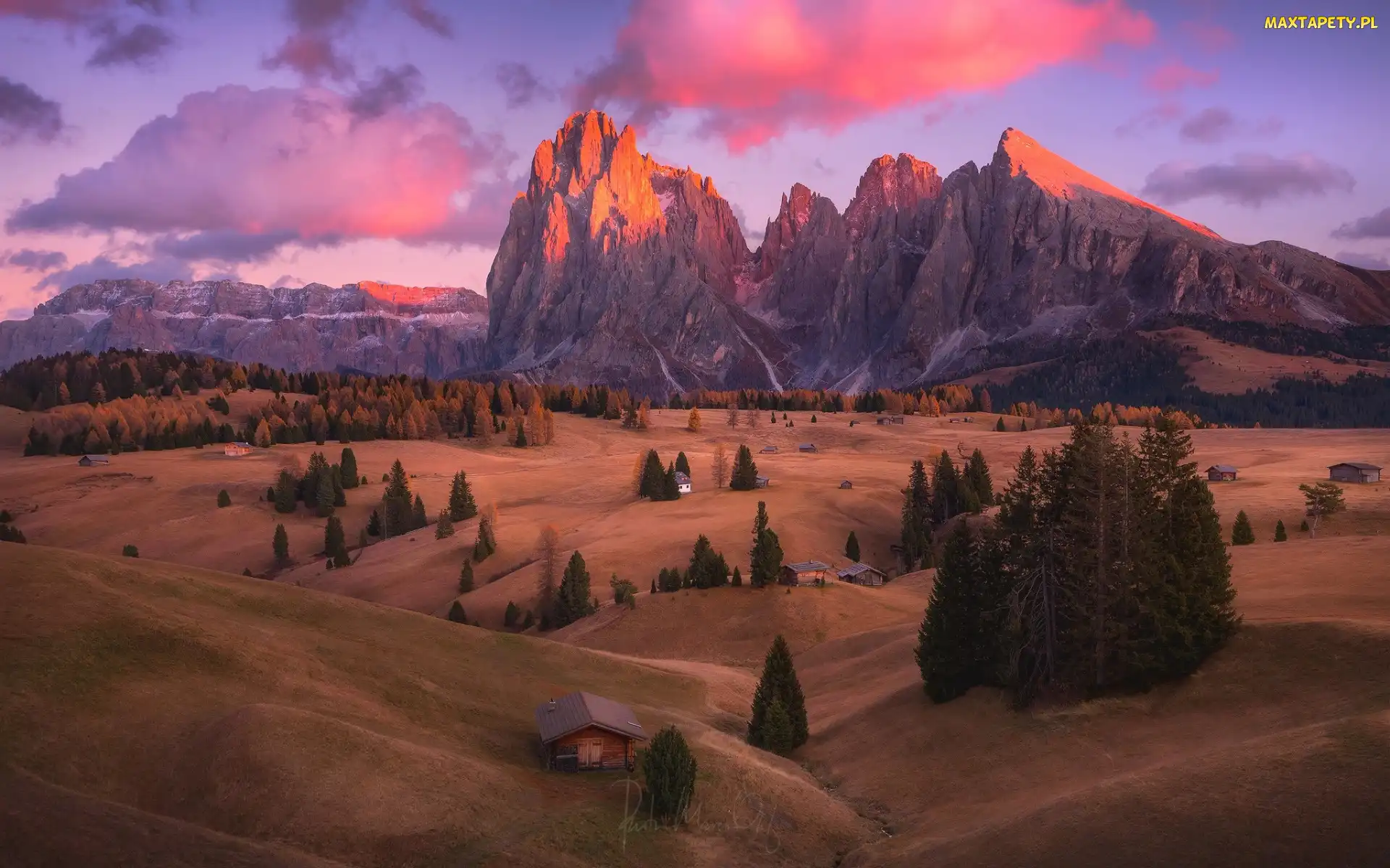Góry Sassolungo, Chmury, Domy, Włochy, Drzewa, Wzgórza, Dolomity, Płaskowyż Seiser Alm, Dolina Val Gardena