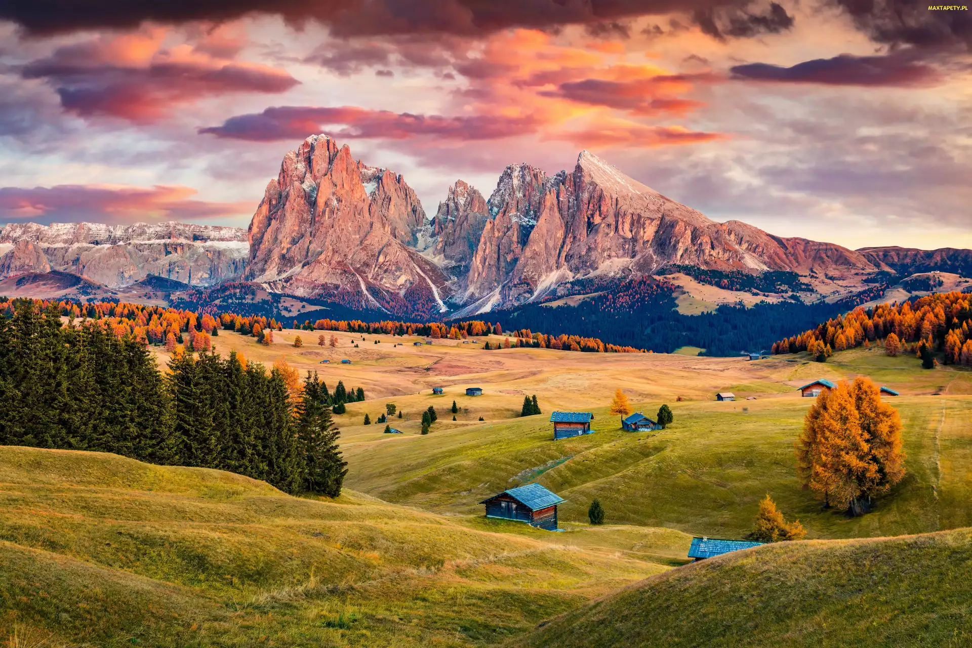 Włochy, Chmury, Drzewa, Zachód słońca, Płaskowyż Seiser Alm, Dolomity, Dolina Val Gardena, Wzgórza, Góry Sassolungo, Domy