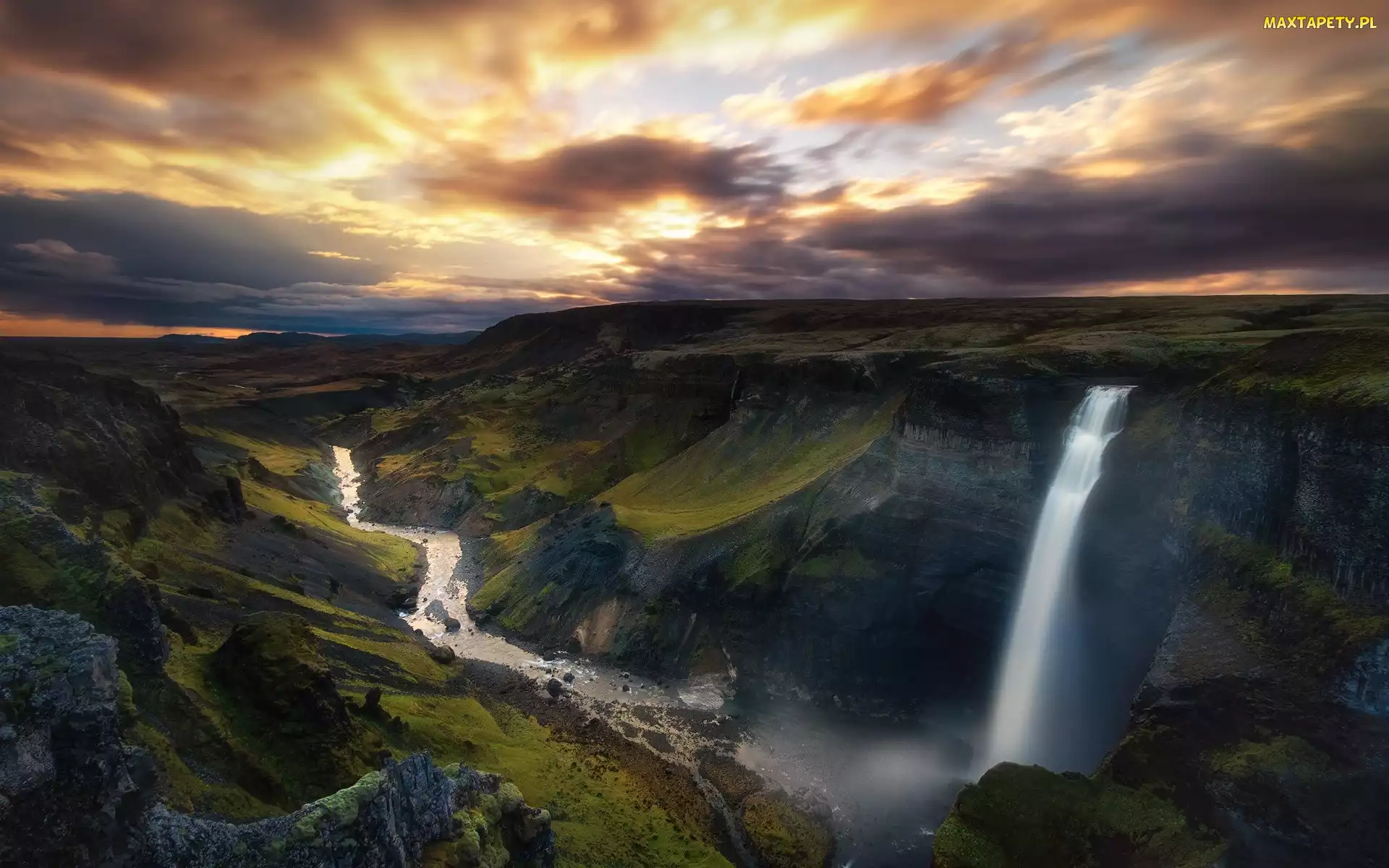 Chmury, Skały, Rzeka Fossa, Islandia, Wodospad Haifoss, Wąwóz