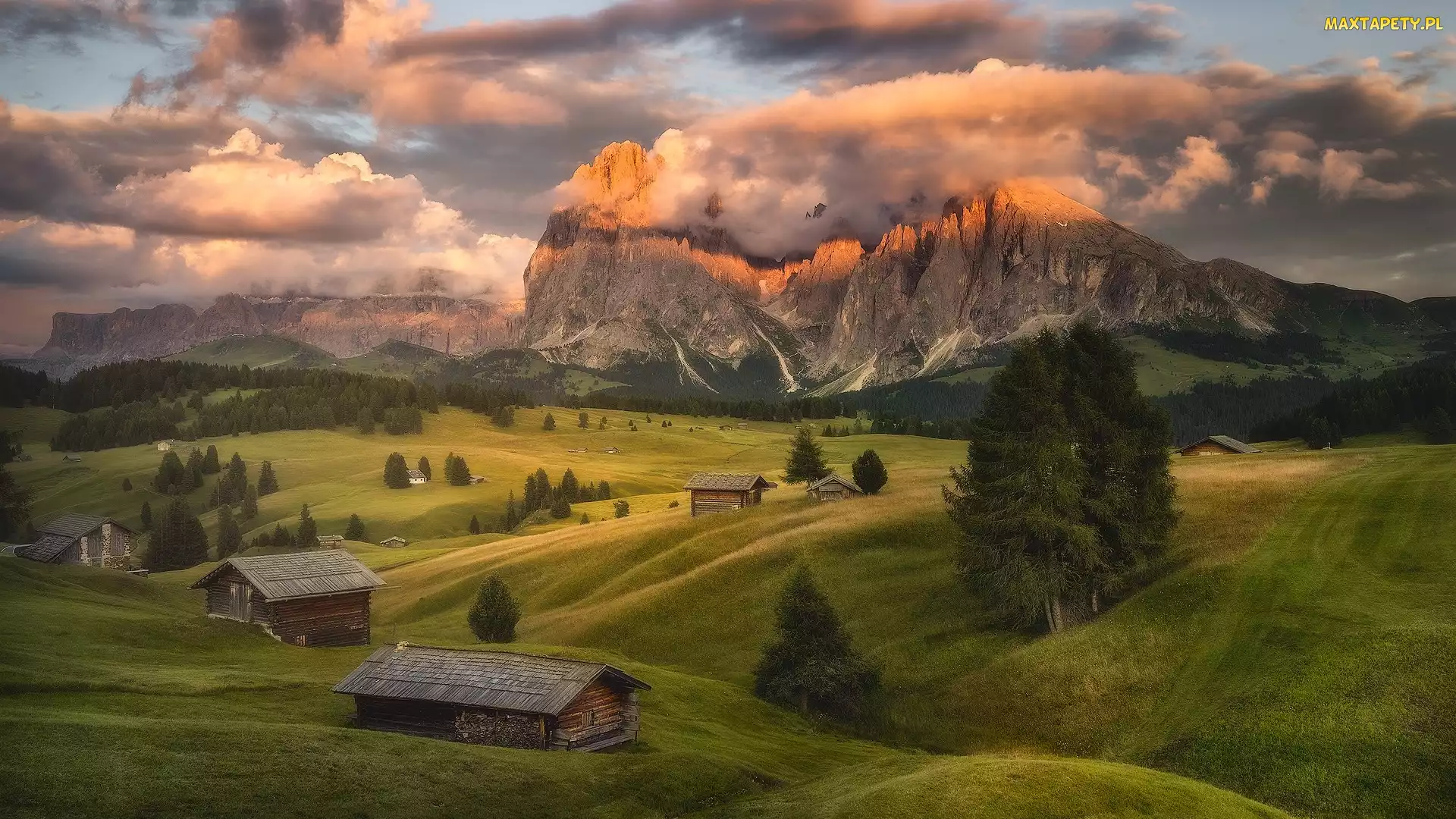 Włochy, Drzewa, Domy, Chmury, Płaskowyż Seiser Alm, Dolomity, Dolina, Val Gardena, Góry Sassolungo, Wzgórza