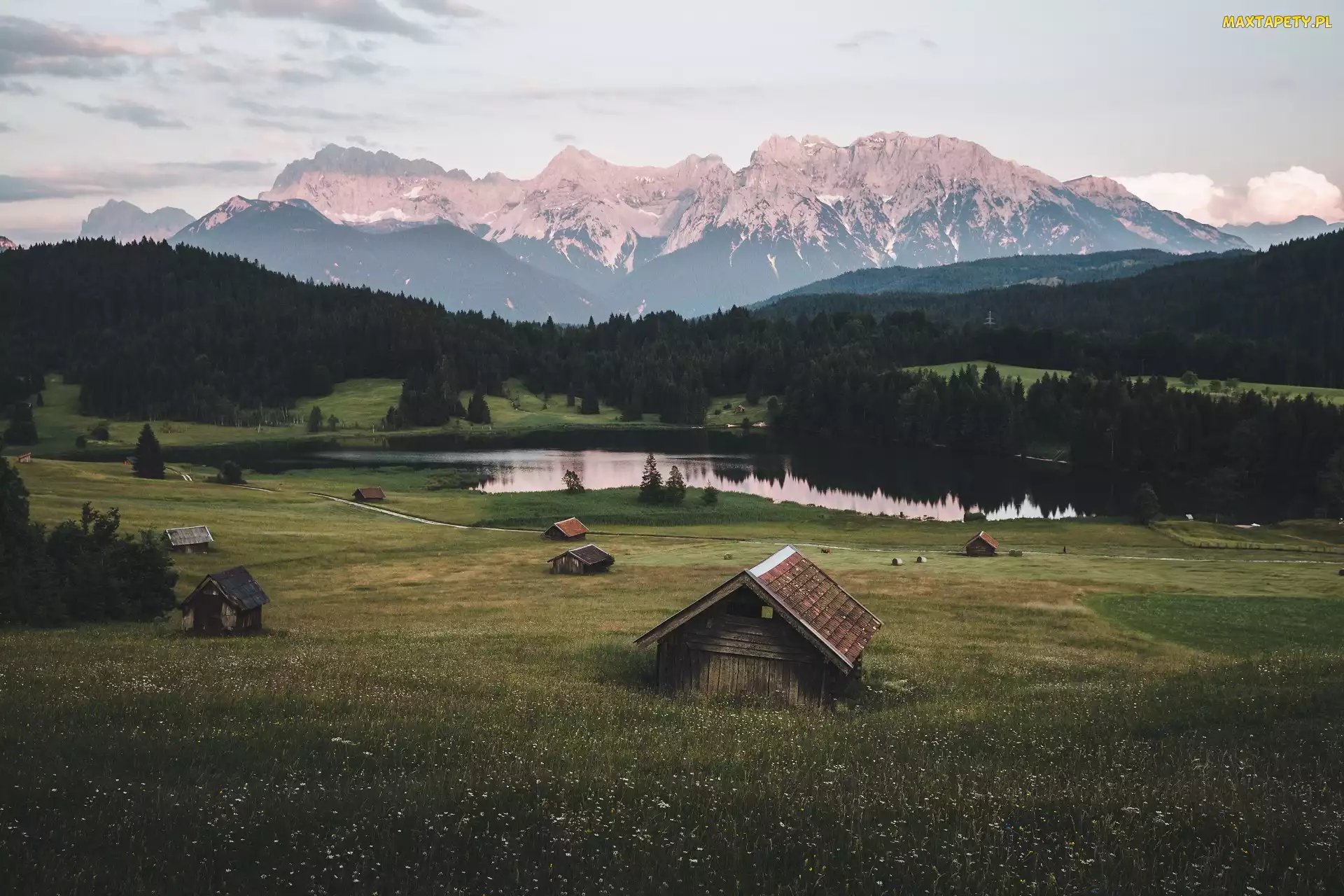 Chmury, Miejscowość Krun, Góry Karwendel, Szopy, Zachód słońca, Niemcy, Jezioro Geroldsee, Bawaria, Domy, Lasy, Drzewa