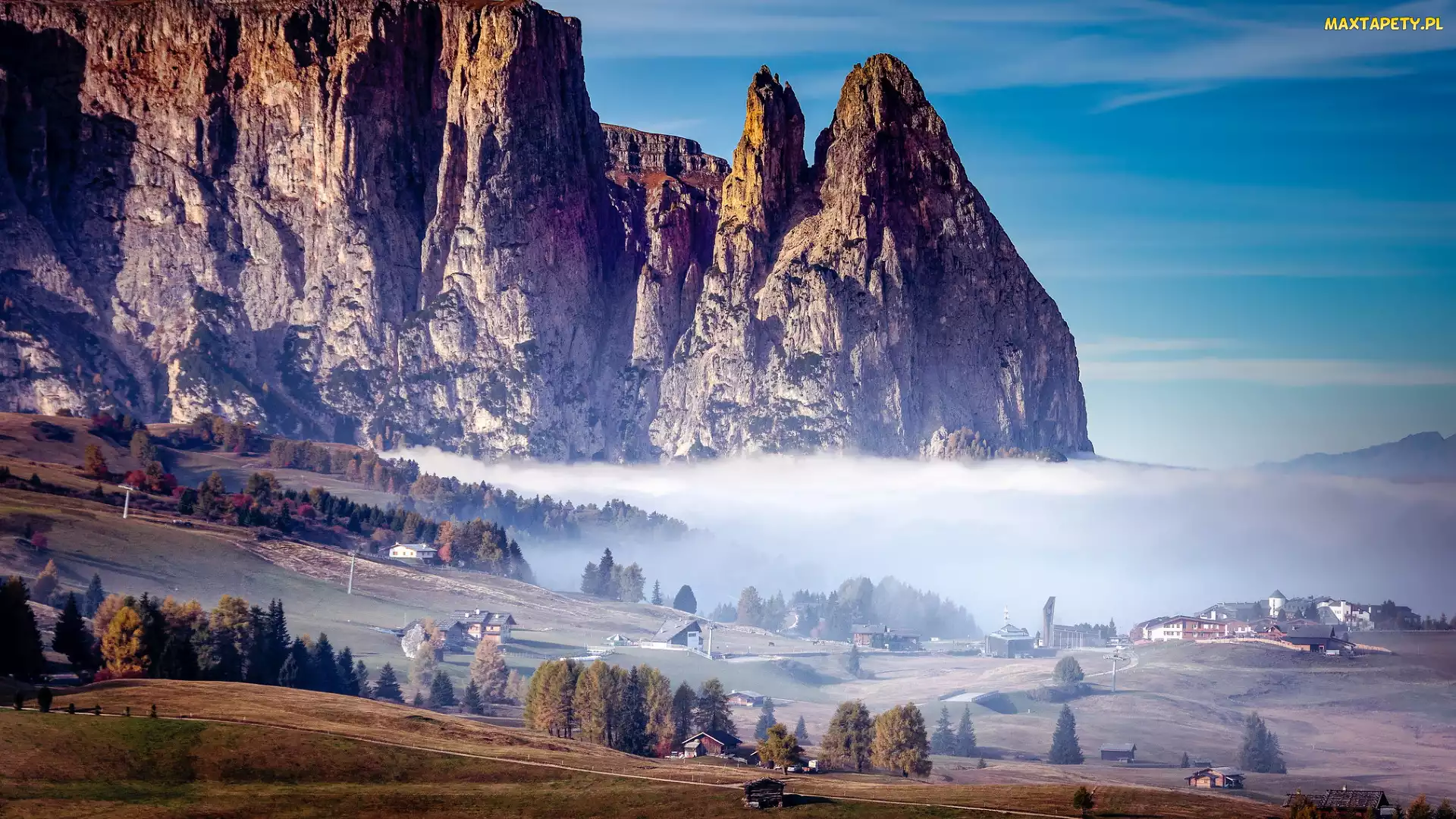Mgła, Drzewa, Góry, Domy, Góra Schlern, Włochy, Dolomity