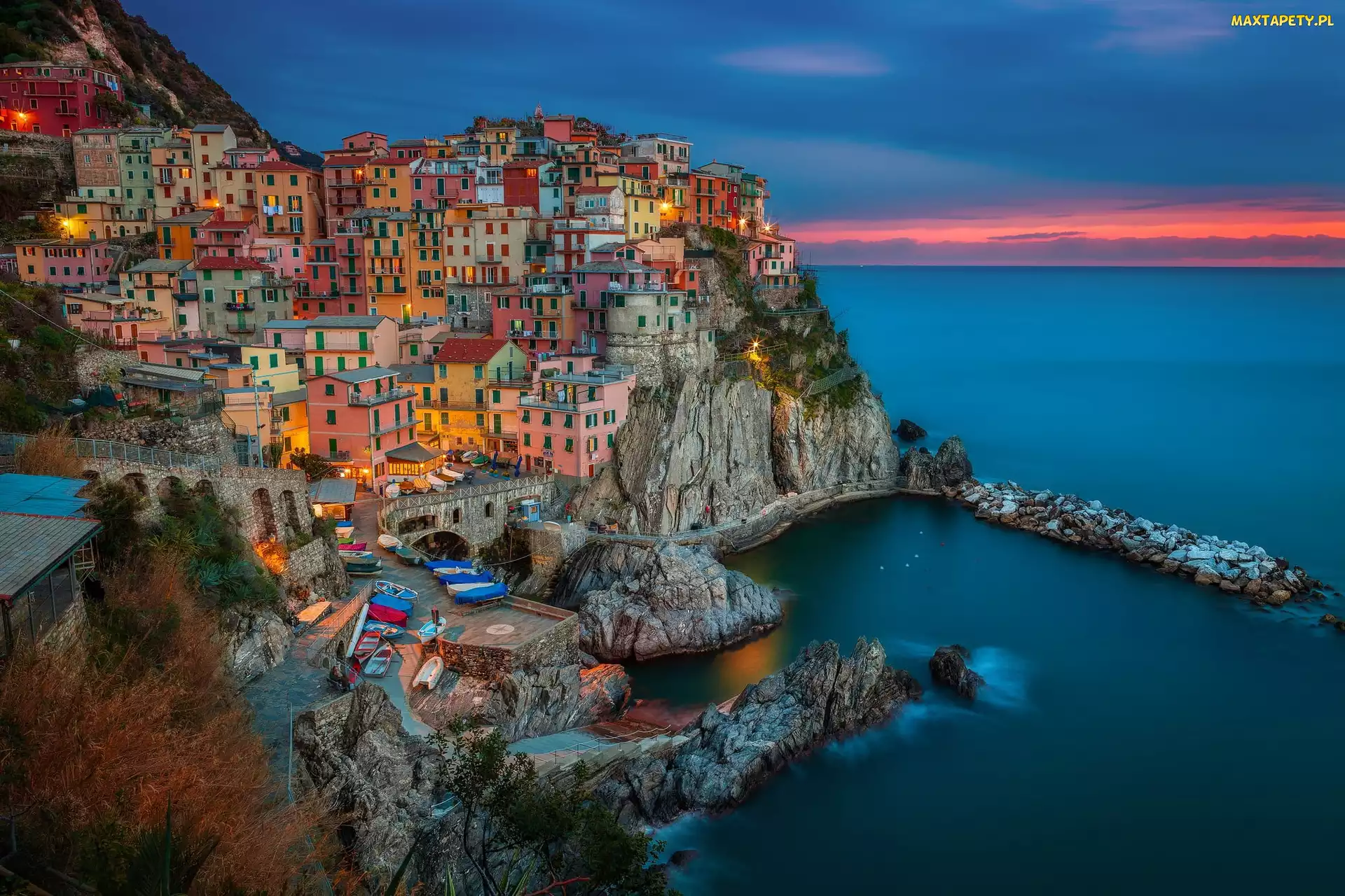 Włochy, Zachód słońca, Manarola, Gmina Riomaggiore, Morze Liguryjskie, Cinque Terre, Domy, Skały, Wybrzeże, Łódki