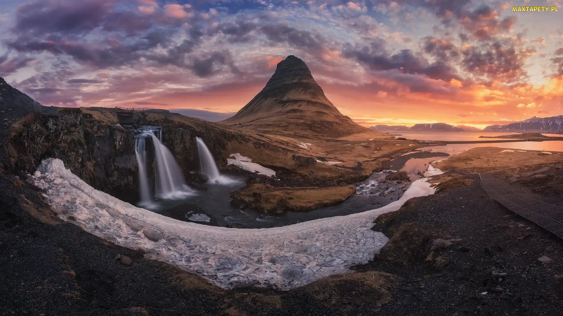 Góra Kirkjufell, Chmury, Zachód słońca, Wodospad Kirkjufellsfoss, Islandia