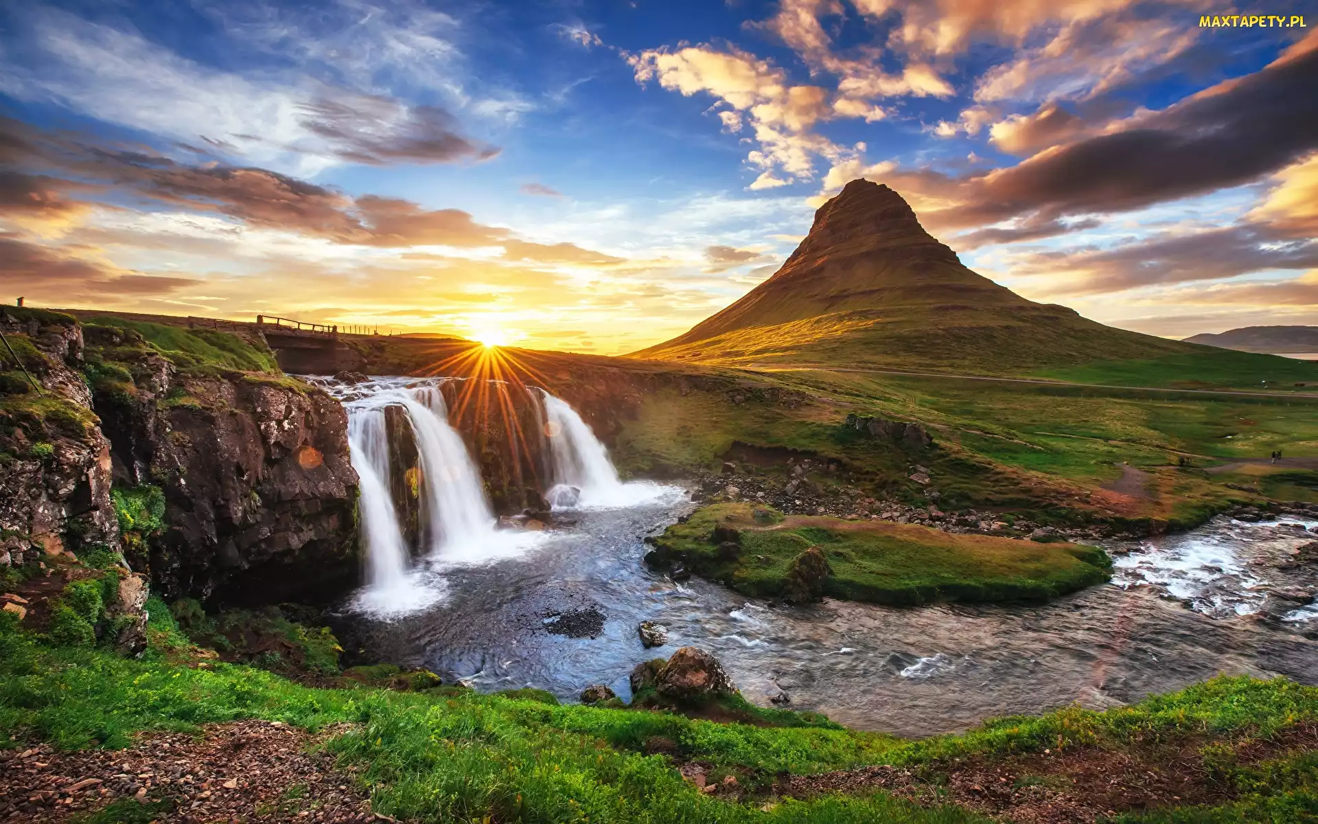 Góra Kirkjufell, Islandia, Promienie słońca, Chmury, Wodospad Kirkjufellsfoss