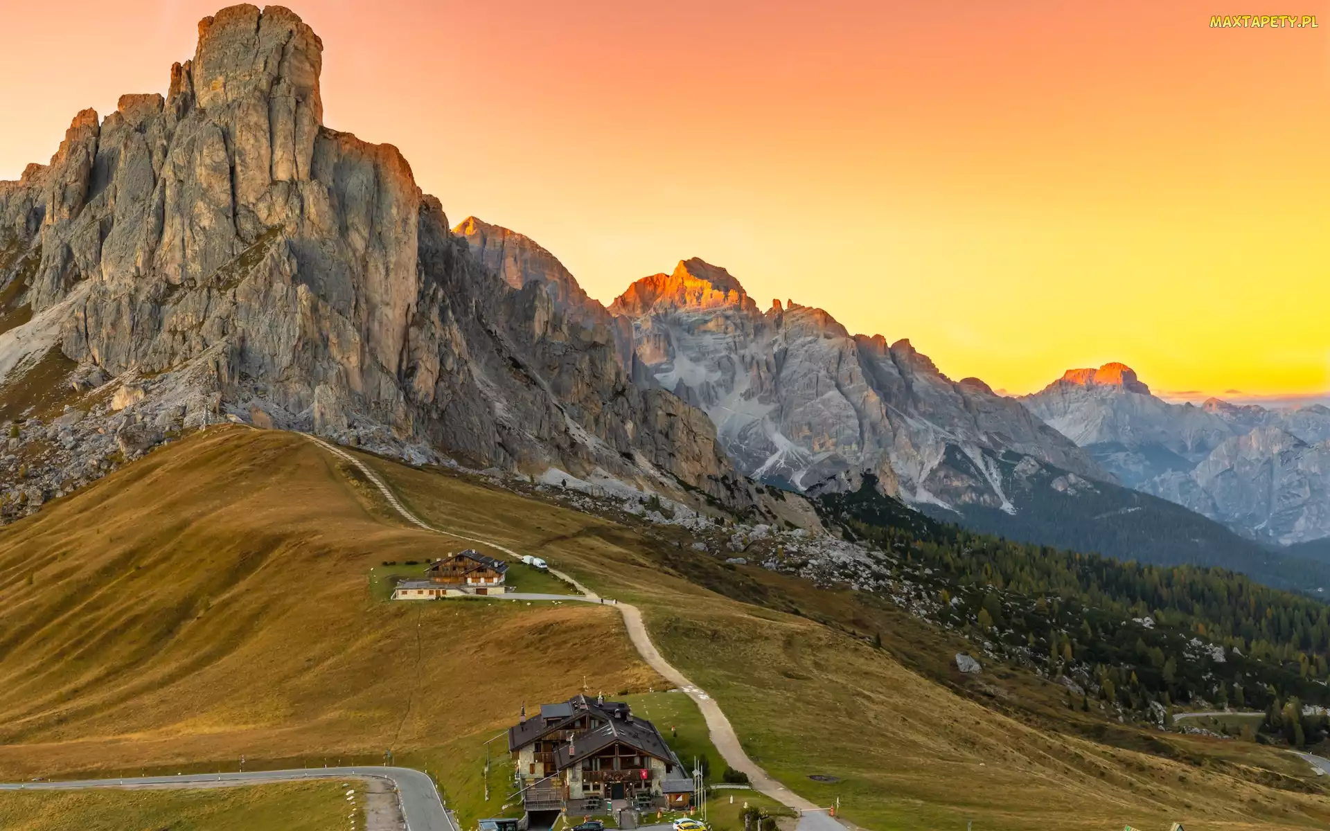Dolomity, Prowincja Belluno, Góry, Passo di Giau, Domy, Przełęcz, Włochy, Droga