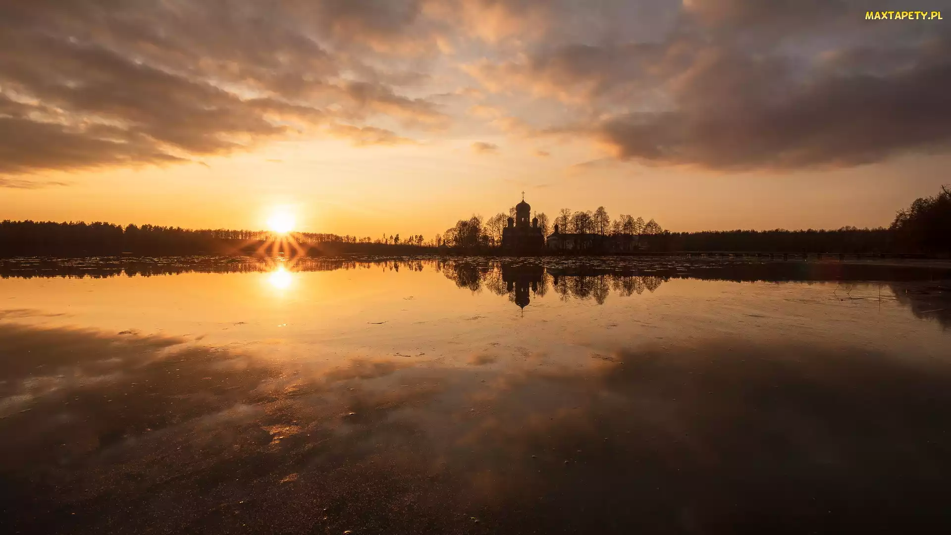 Jezioro, Drzewa, Zachód słońca, Cerkiew, Obwód włodzimierski, Vvedenskoe Lake, Rosja, Promienie słońca