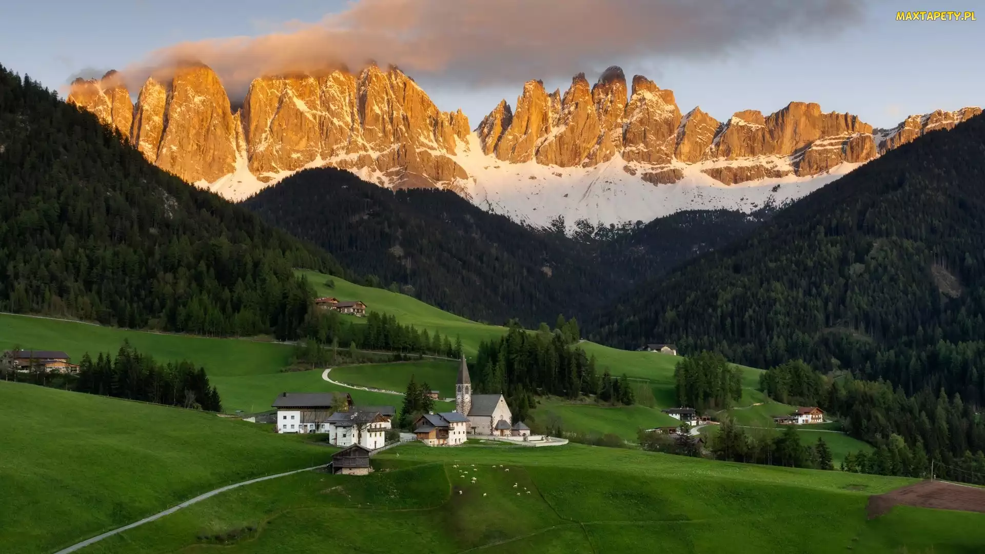 Góry, Dolina Val di Funes, Domy, Włochy, Mgła, Kościół, Dolomity, Wieś, Santa Maddalena
