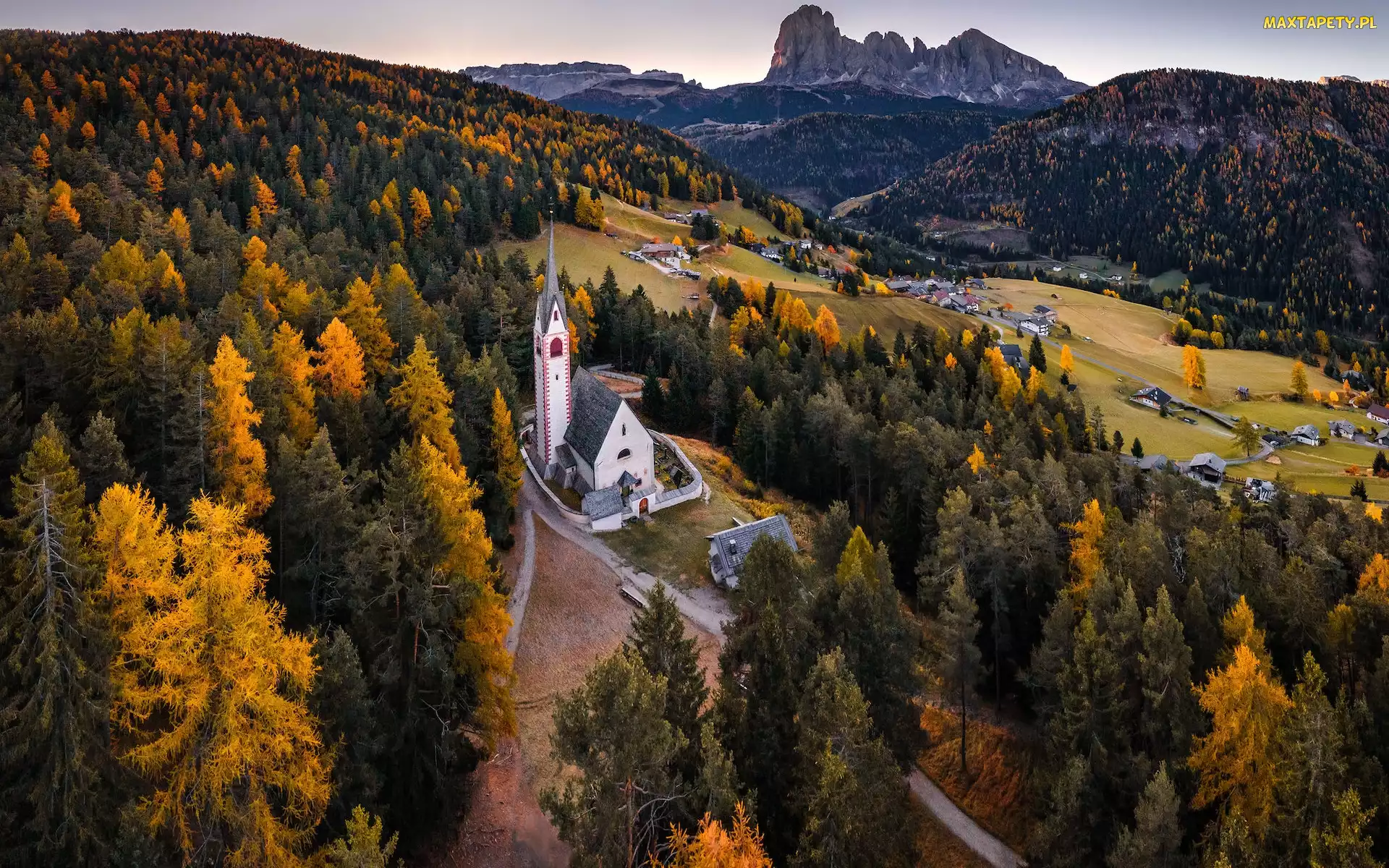 Drzewa, Jesień, Ortisei, Kościół św Jakuba, Dolomity, Włochy, Góry