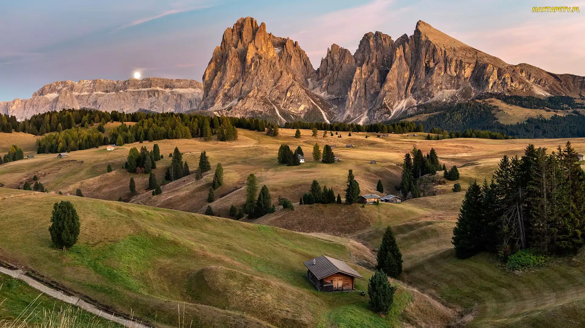 Góry, Domy, Włochy, Dolomity, Sassolungo, Seiser Alm, Val Gardena, Płaskowyż, Drzewa, Księżyc, Dolina, Drewniane