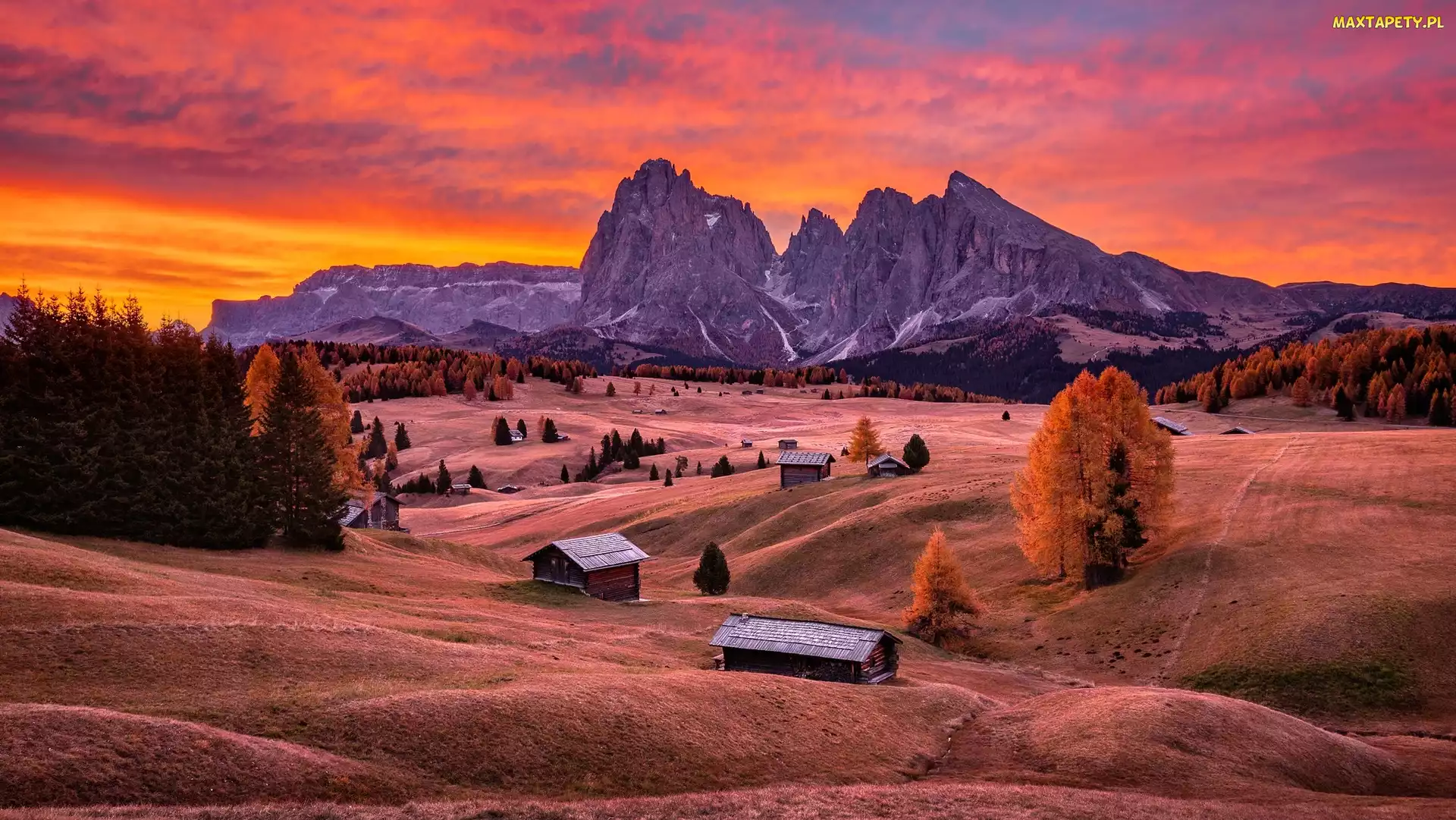 Góry, Chmury, Włochy, Dolomity, Sassolungo, Dolina, Drzewa, Płaskowyż Seiser Alm, Drewniane, Domy, Val Gardena, Zachód słońca