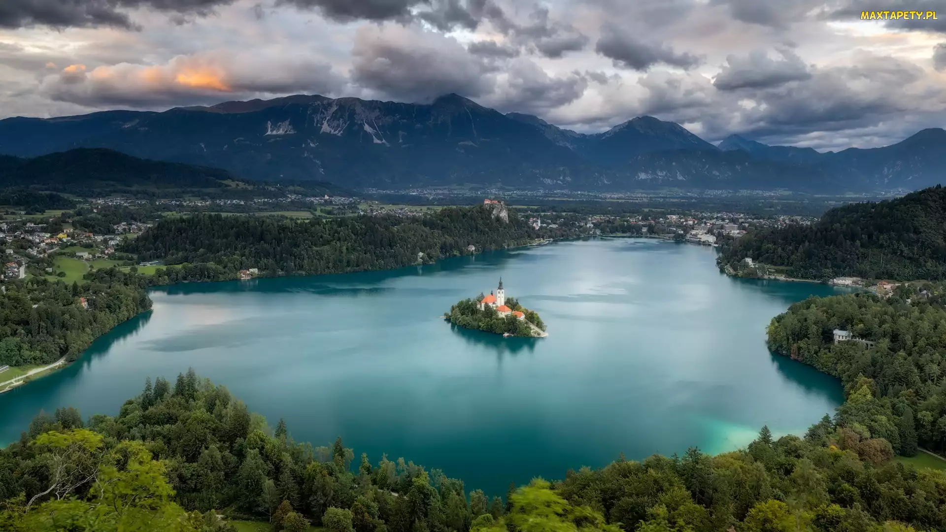 Słowenia, Drzewa, Góry, Chmury, Alpy Julijskie, Kościół, Bled, Wyspa Blejski Otok, Jezioro Bled