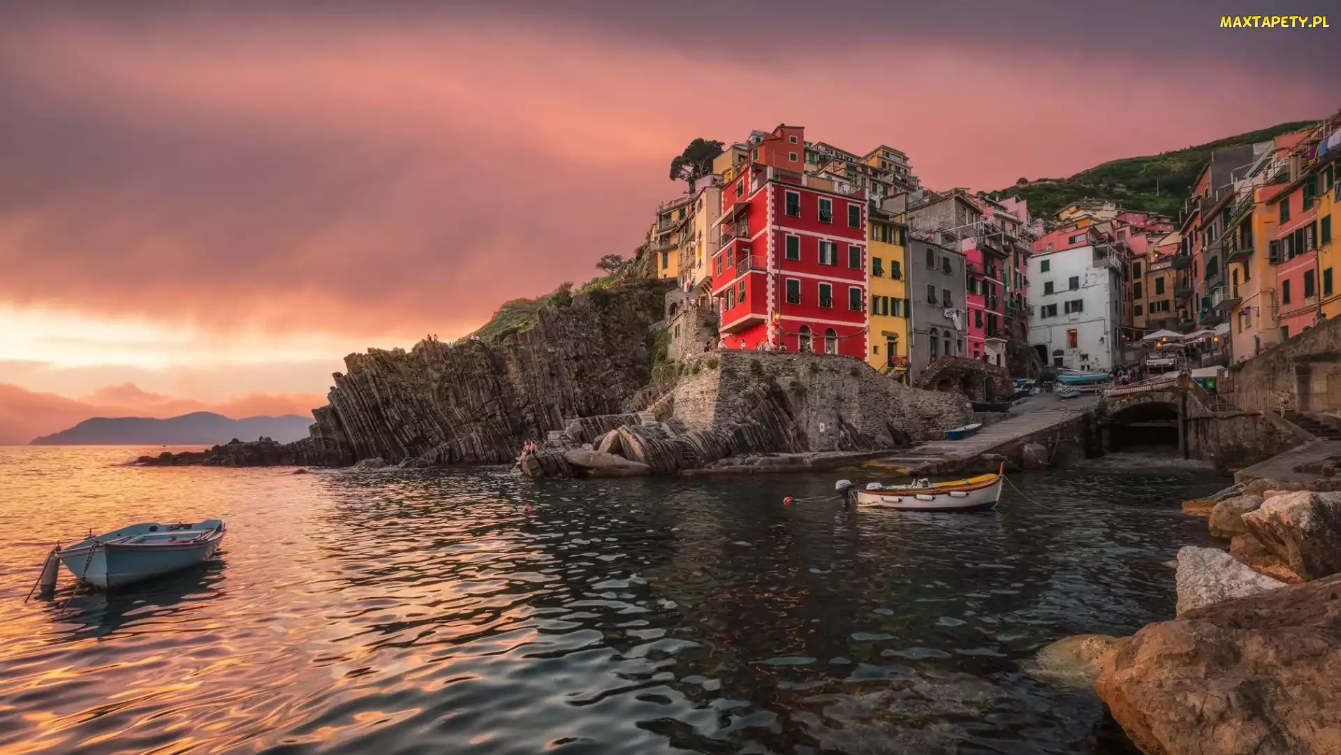 Włochy, Łódki, Góry, Zachód słońca, Domy, Skały, Cinque Terre, Vernazza, Morze