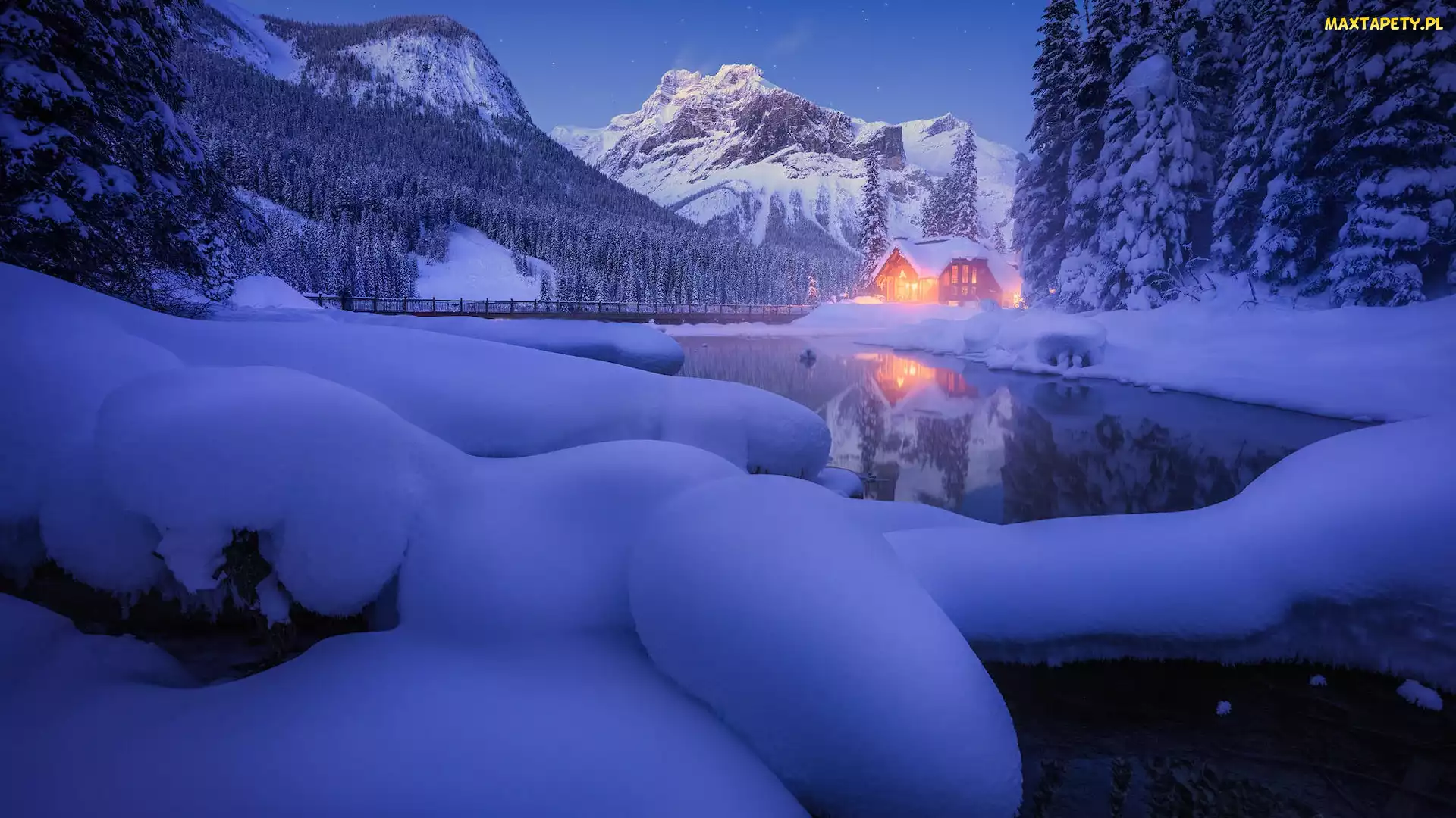 Zima, Prowincja Kolumbia Brytyjska, Kanada, Park Narodowy Yoho, Zaspy, Dom, Jezioro, Oświetlony, Emerald Lake, Góry, Most, Drzewa