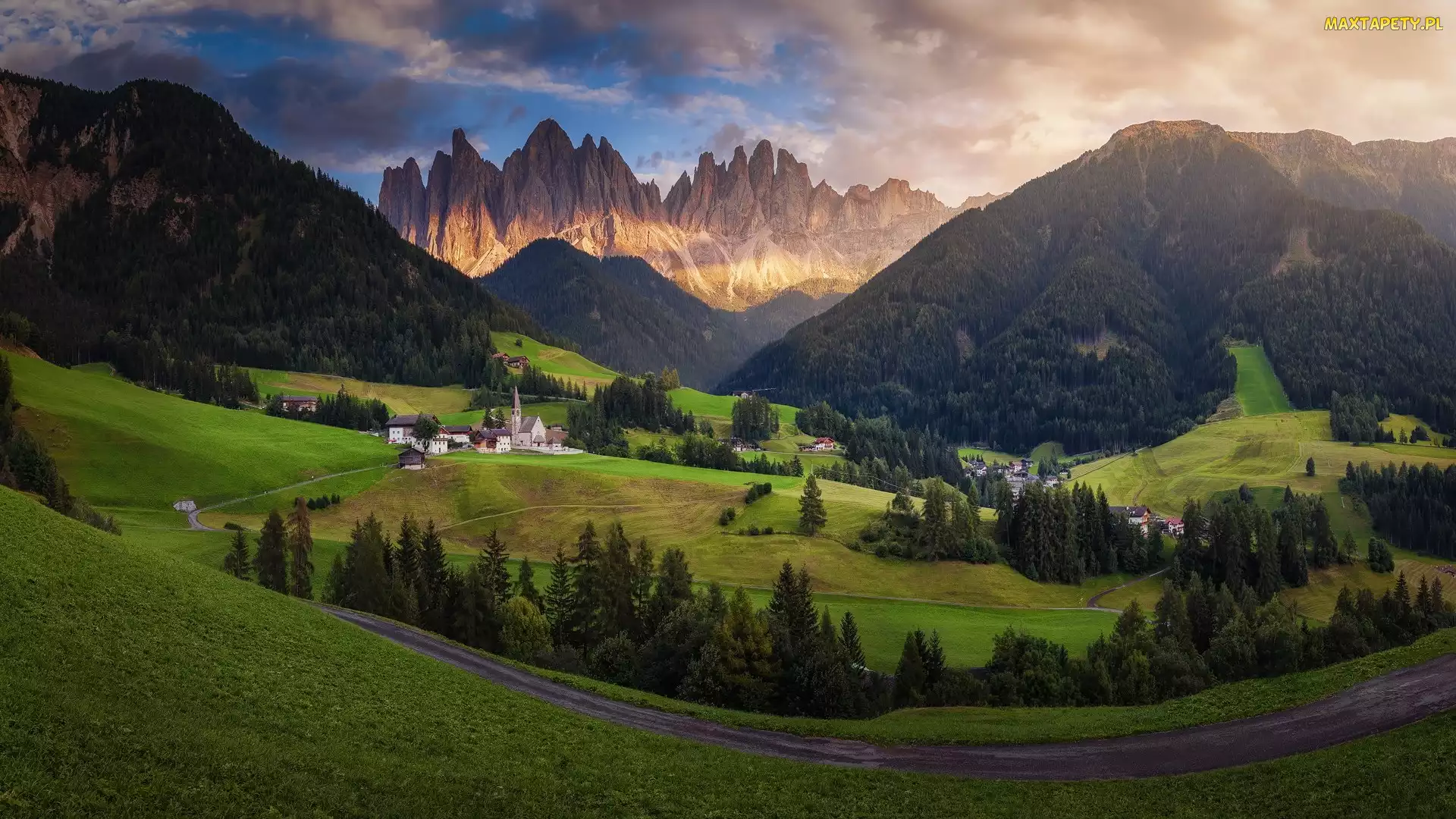 Chmury, Domy, Drzewa, Kościół, Dolina Val di Funes, Wieś Santa Maddalena, Góry, Dolomity, Włochy, Lasy