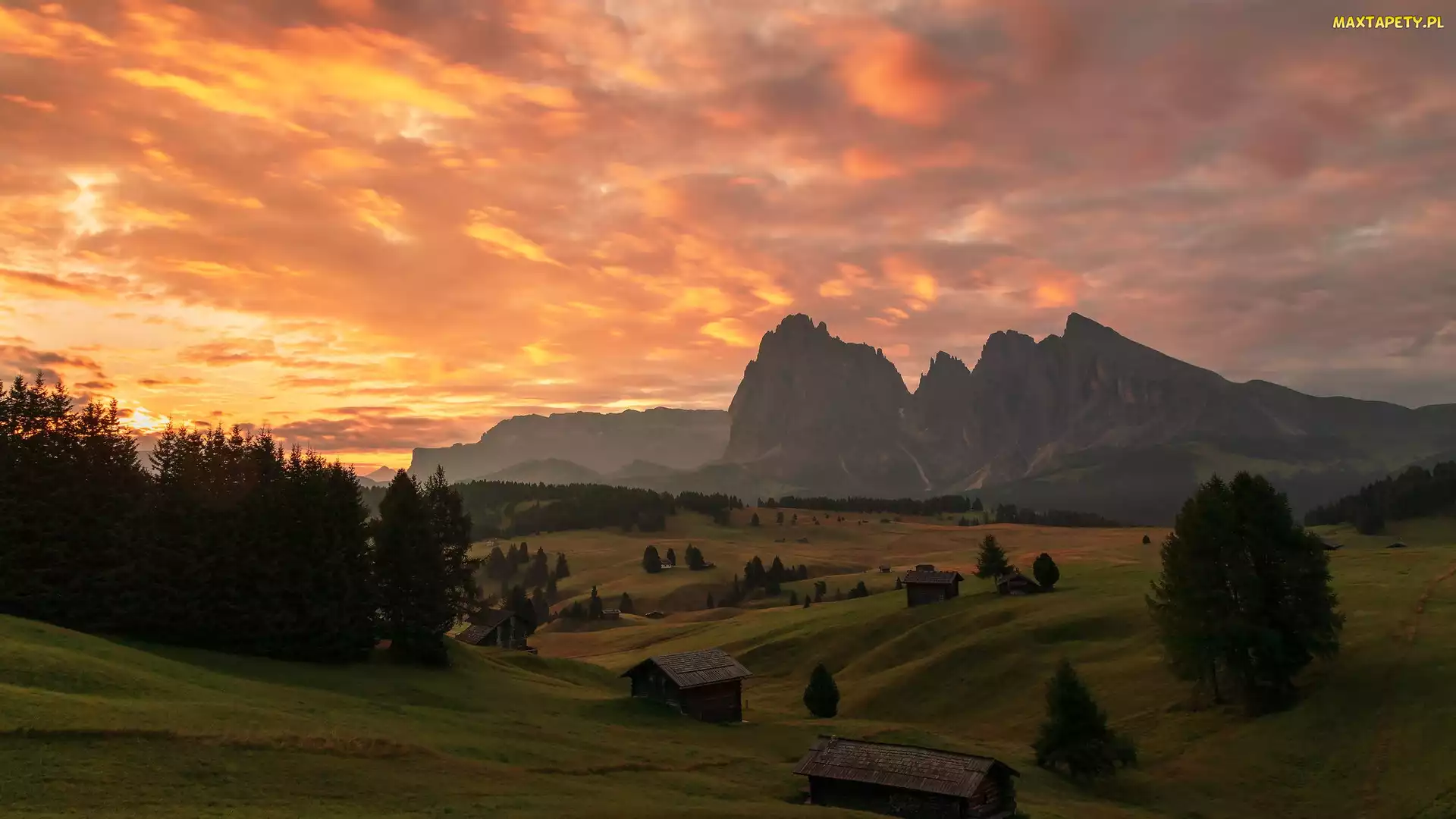 Drewniane, Domy, Góry, Val Gardena, Zachód słońca, Włochy, Dolomity, Chmury, Drzewa, Płaskowyż Seiser Alm, Dolina