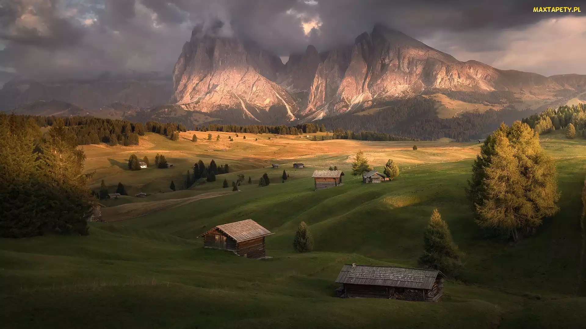 Włochy, Drewniane, Drzewa, Domki, Sassolungo, Góry, Płaskowyż Seiser Alm, Dolina, Dolomity, Val Gardena