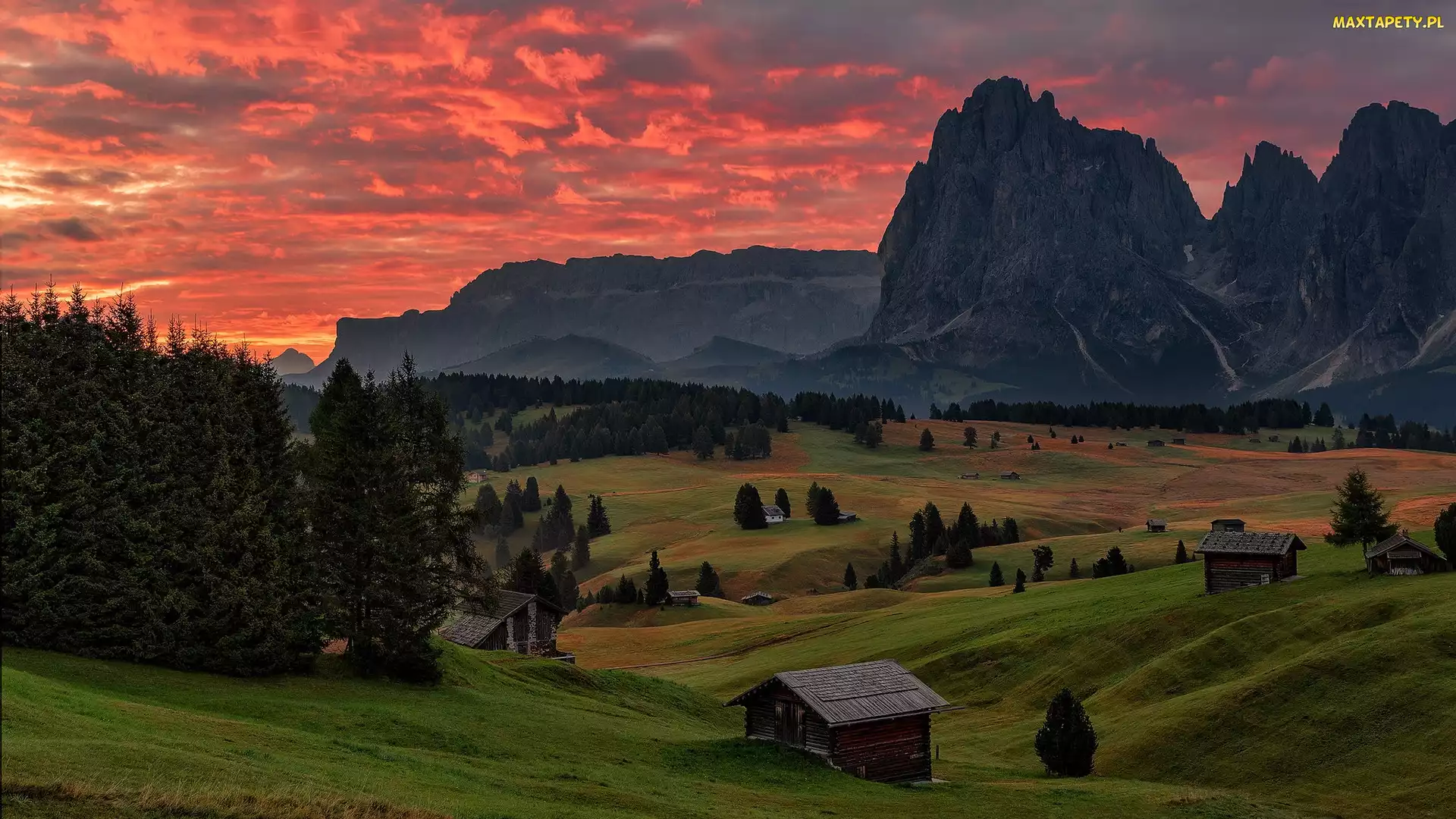 Włochy, Niebo, Czerwone, Płaskowyż Seiser Alm, Dolina, Dolomity, Val Gardena, Domy, Góry, Drzewa
