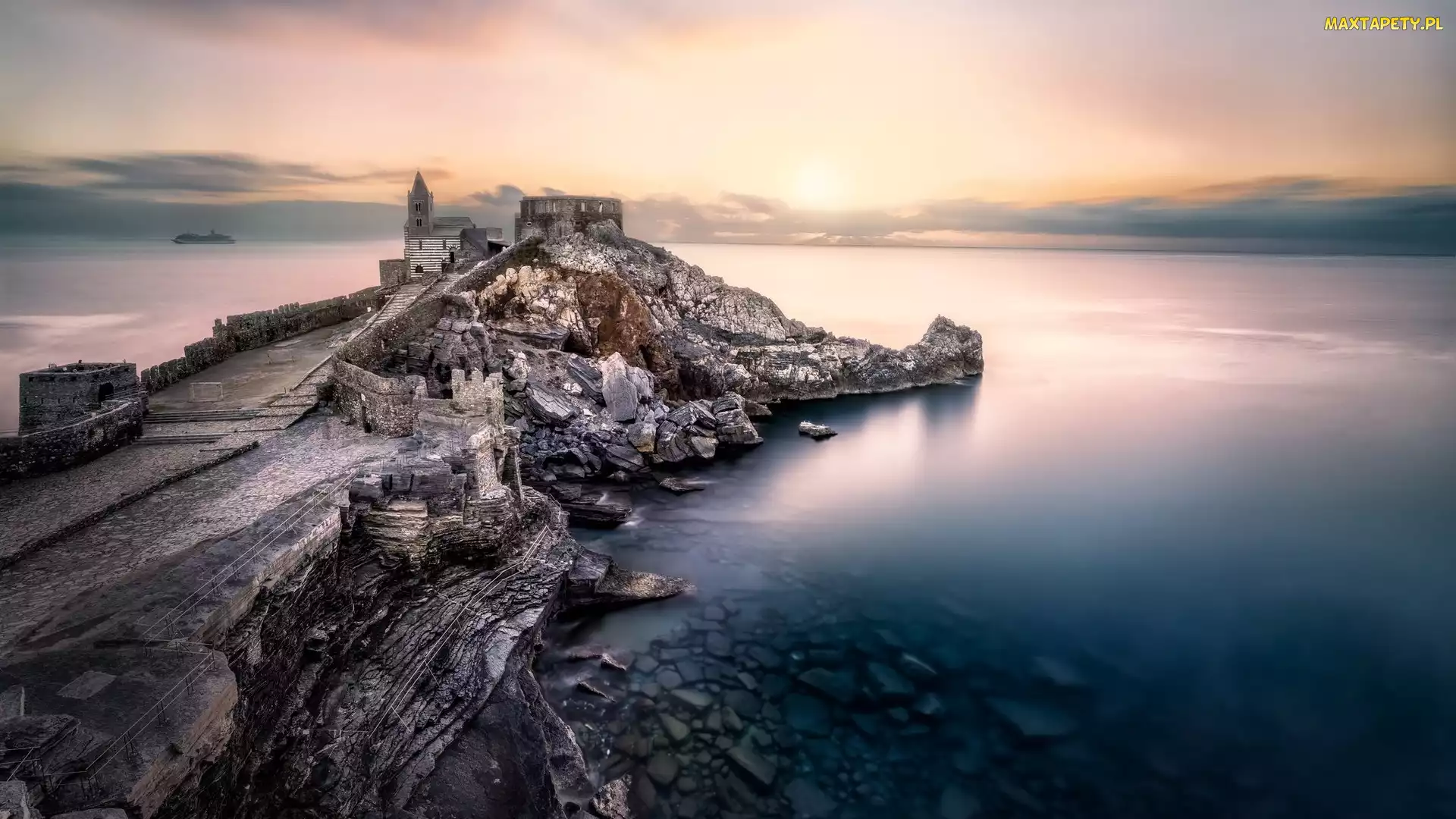 Włochy, Morze Liguryjskie, Wschód słońca, Skały, Chmury, Wybrzeże, Portovenere, Chiesa di San Pietro, Kościół św Piotra