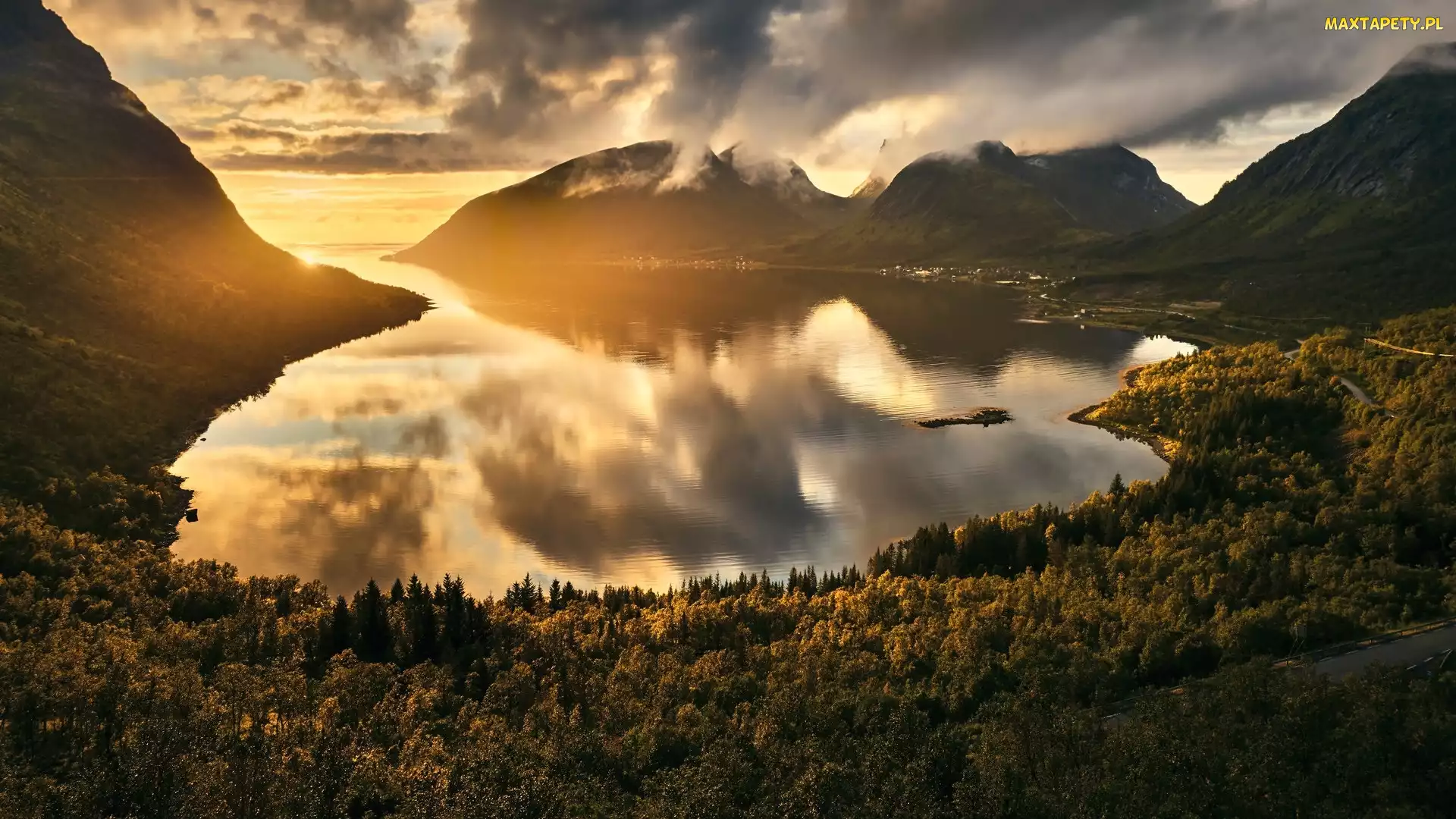 Norwegia, Wioska Bergsbotn, Chmury, Wyspa Senja, Blask, Morze, Słońca, Wierzchołki, Góry, Drzewa