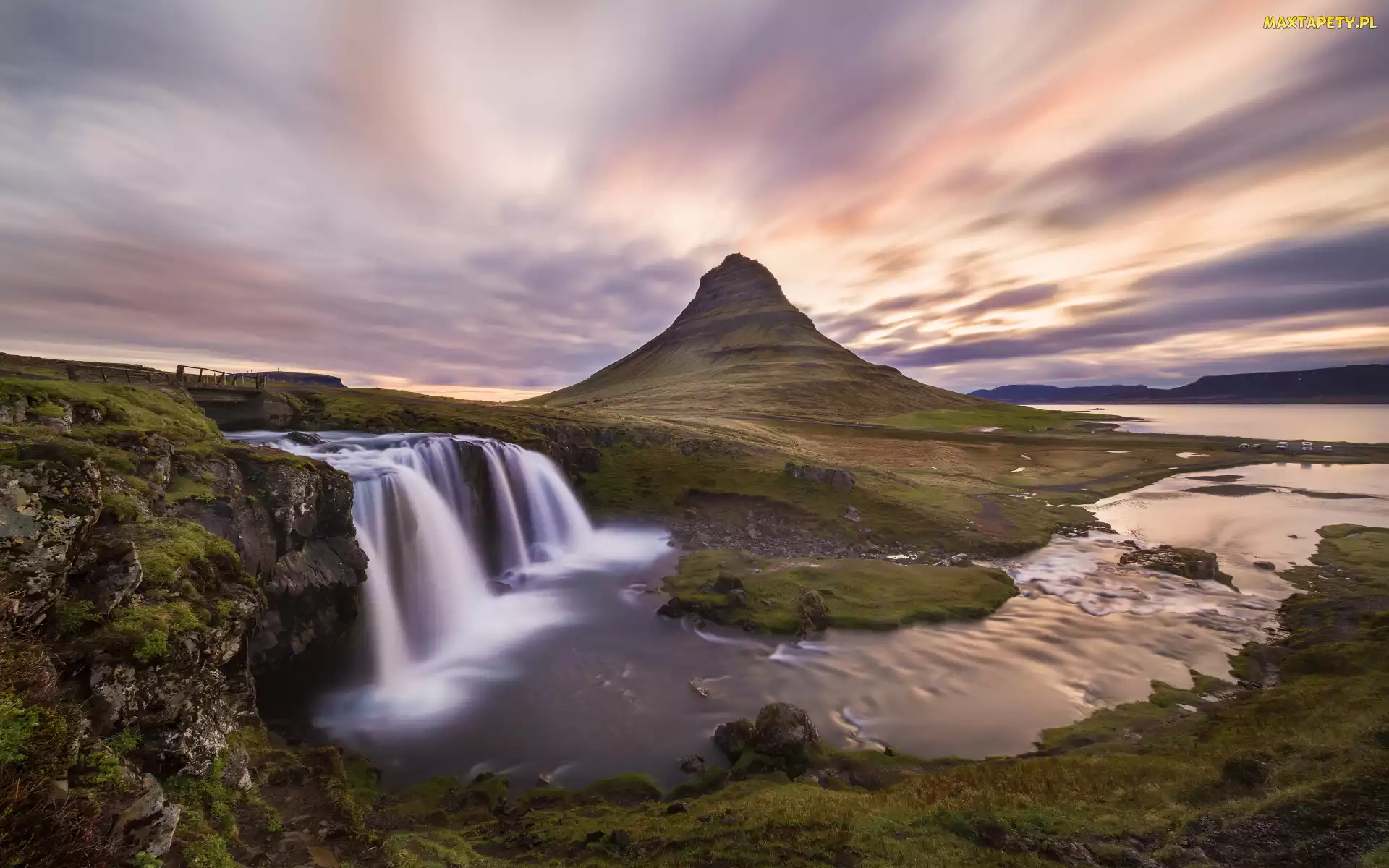 Góra Kirkjufell, Kirkjufellsfoss, Chmury, Islandia, Wodospad, Niebo, Rzeka