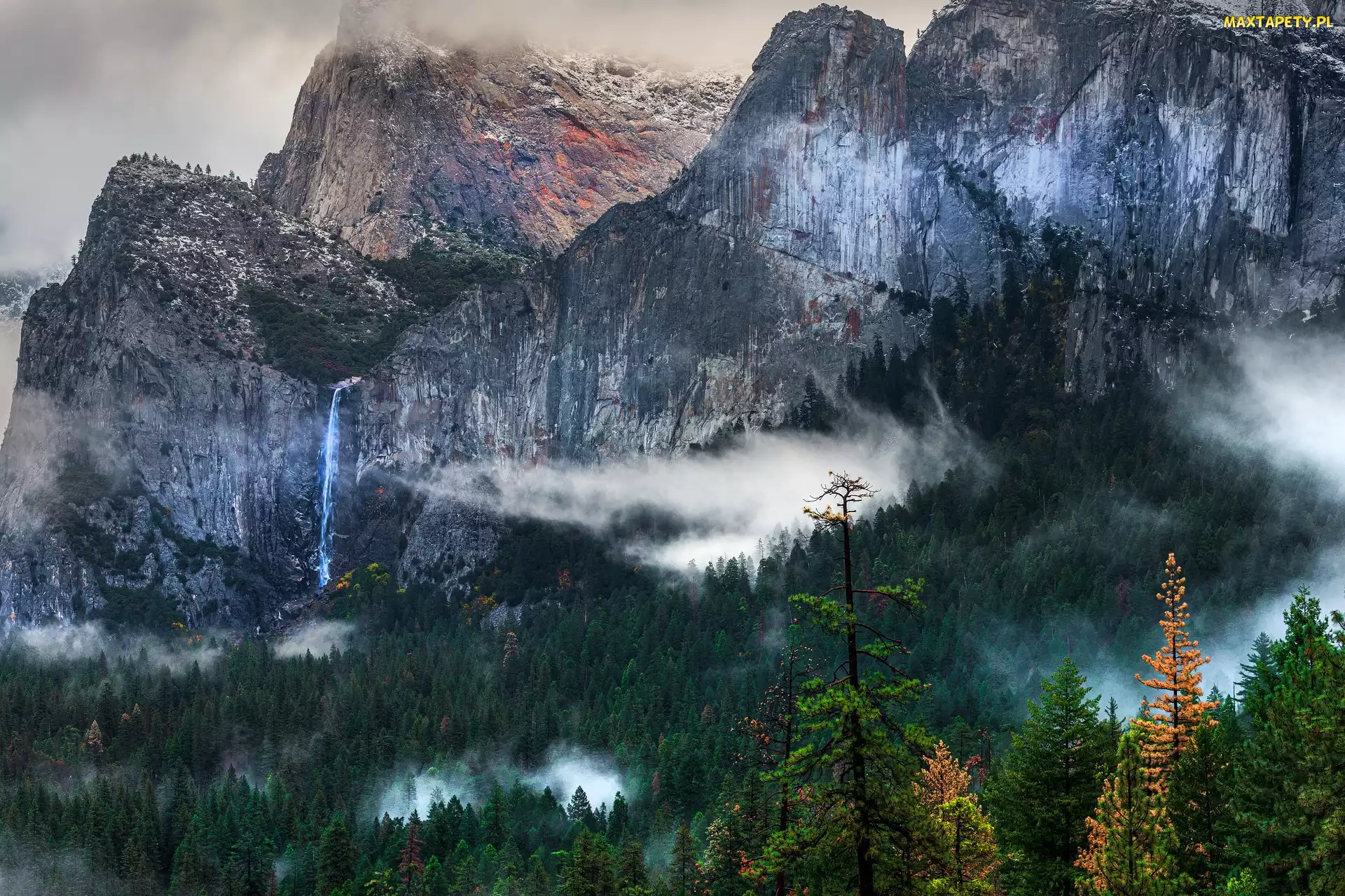 Góry Sierra Nevada, Drzewa, Park Narodowy Yosemite, Wodospad, Kalifornia, Mgła, Stany Zjednoczone, Lasy