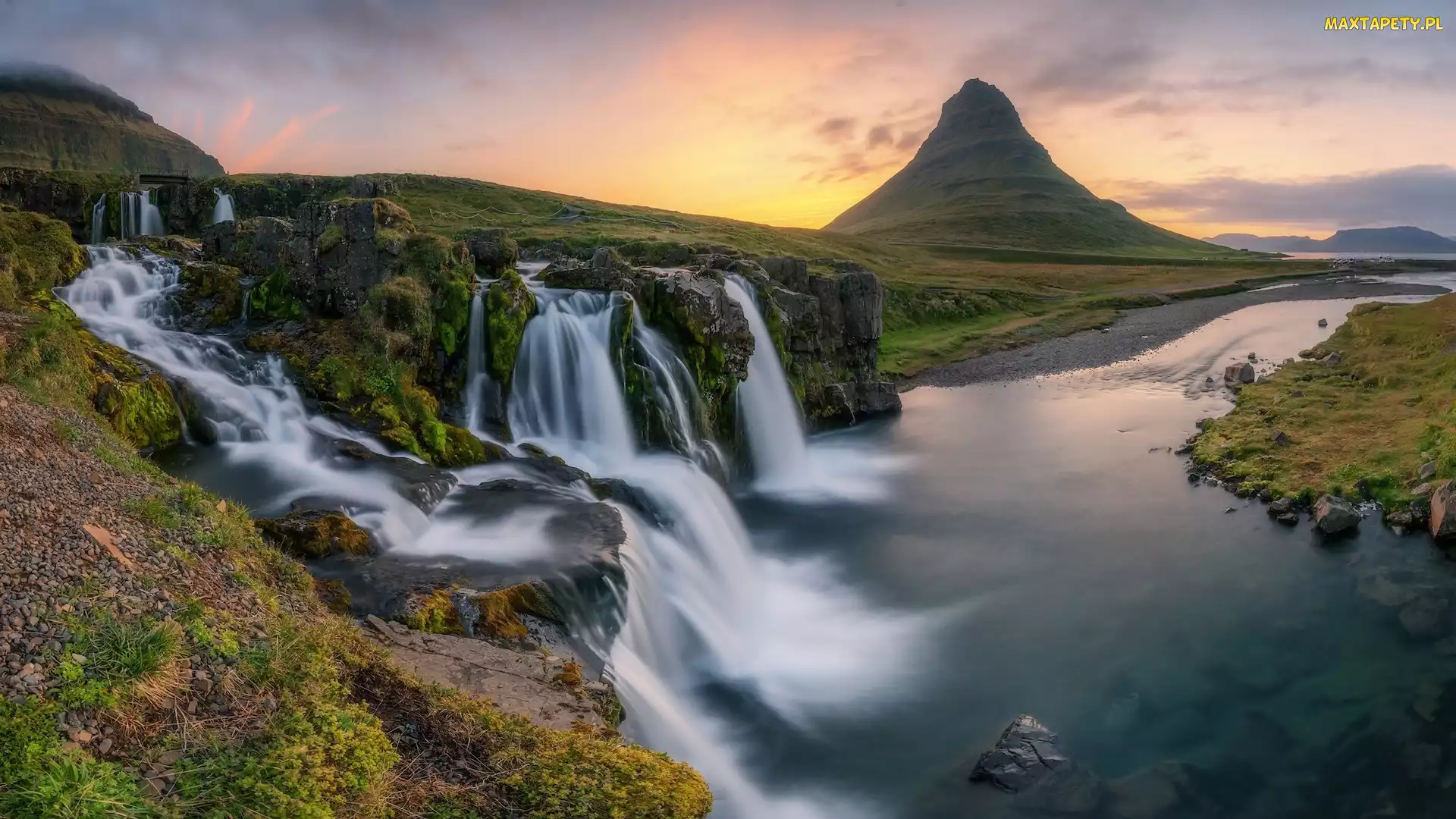Islandia, Góra Kirkjufell, Rzeka, Chmury, Wodospad, Kirkjufellsfoss