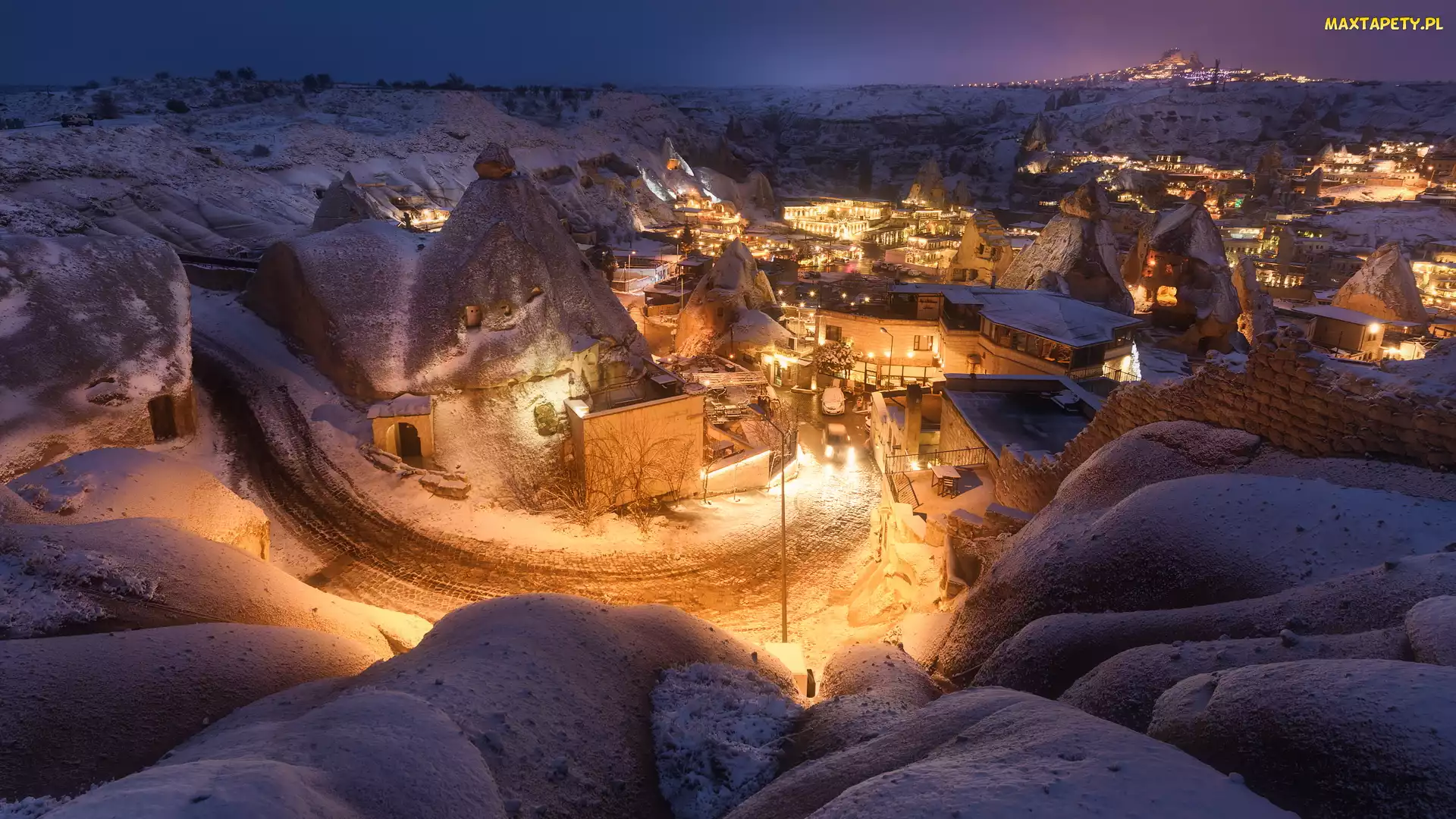 Zima, Kapadocja, Wieczór, Turcja, Park Narodowy Goreme, Skały, Miasto Goreme, Oświetlone, Domy