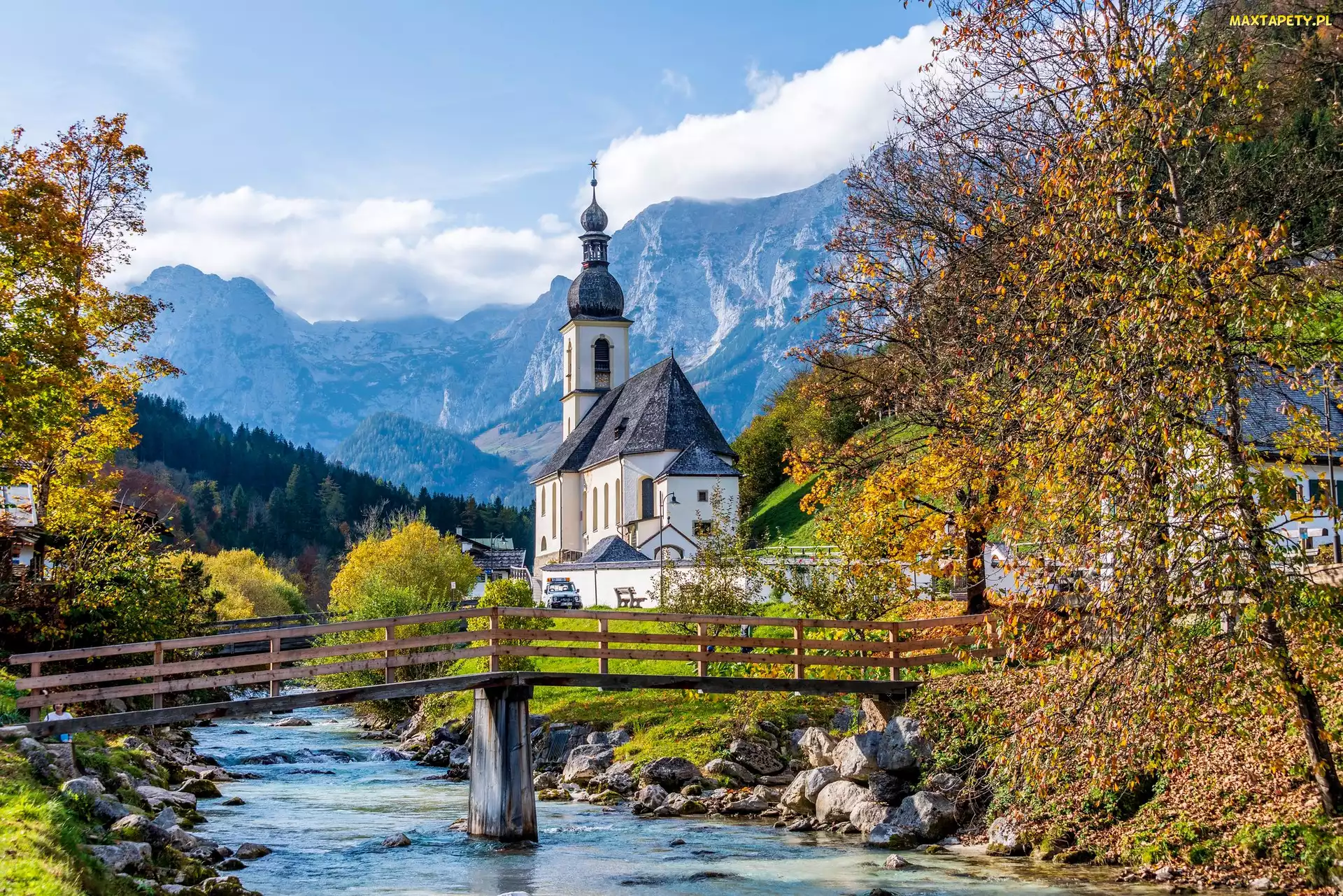 Kościół św Sebastiana, Park Narodowy Berchtesgaden, Jesień, Rzeka Ramsauer Ache, Ramsau bei Berchtesgaden, Niemcy, Drzewa, Bawaria, Alpy Bawarskie, Góry, Most