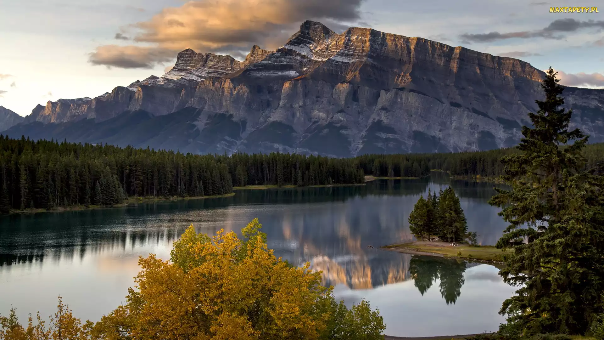 Góry Skaliste, Alberta, Drzewa, Kanada, Odbicie, Park Narodowy Banff, Góra Mount Rundle, Jezioro, Two Jack Lake