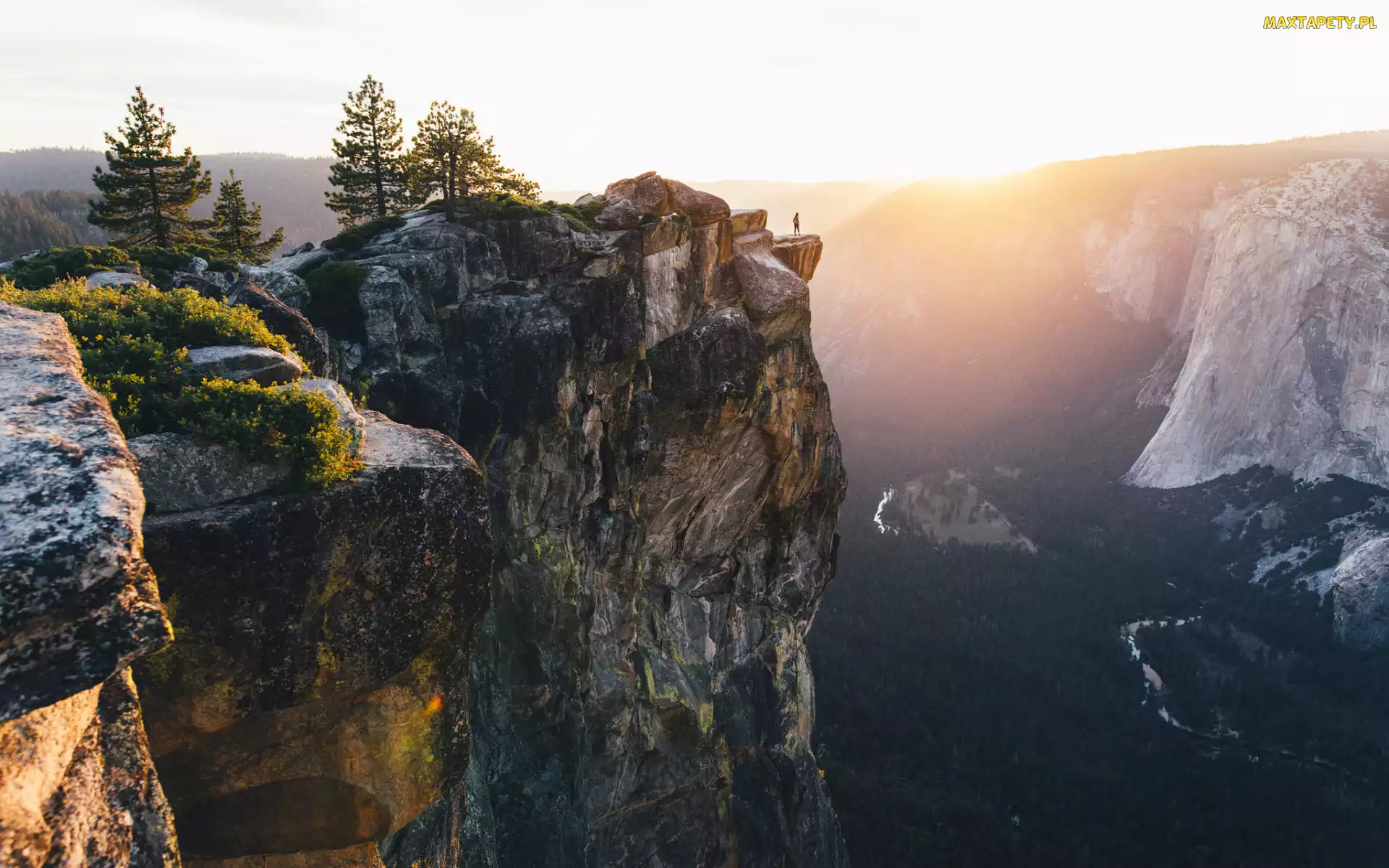 Dolina, Yosemite Valley, Wschód słońca, Człowiek, Park Narodowy Yosemite, Stany Zjednoczone, Góry, Kalifornia, Drzewa, Skały, Taft Point