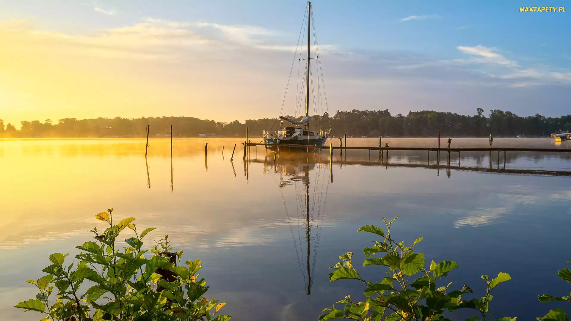 Niemcy, Drzewa, Jezioro Schwielochsee, Wschód słońca, Żaglówka, Pomost