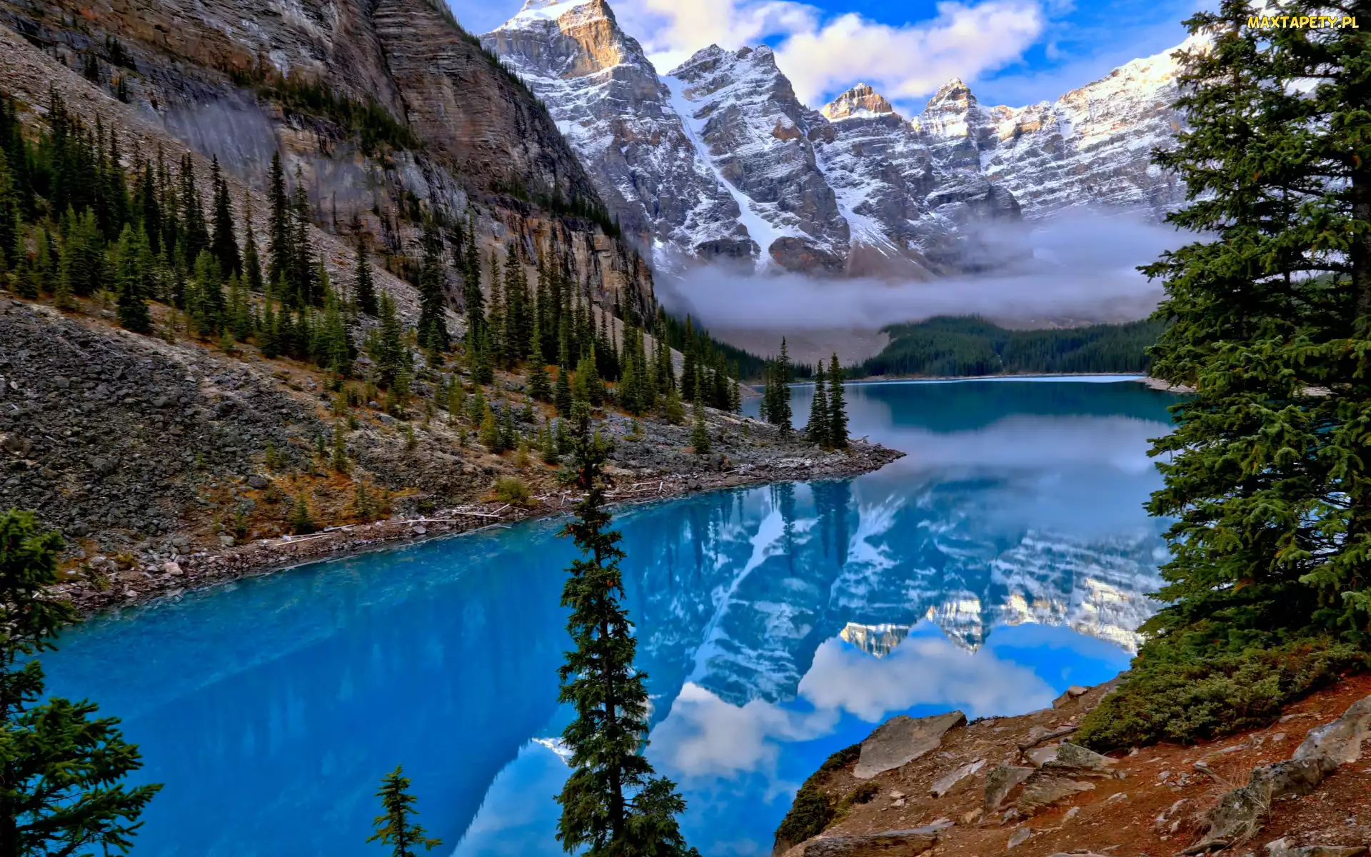 Skały, Alberta, Kanada, Góry, Las, Jezioro, Odbicie, Drzewa, Chmury, Mgła, Moraine Lake, Park Narodowy Banff