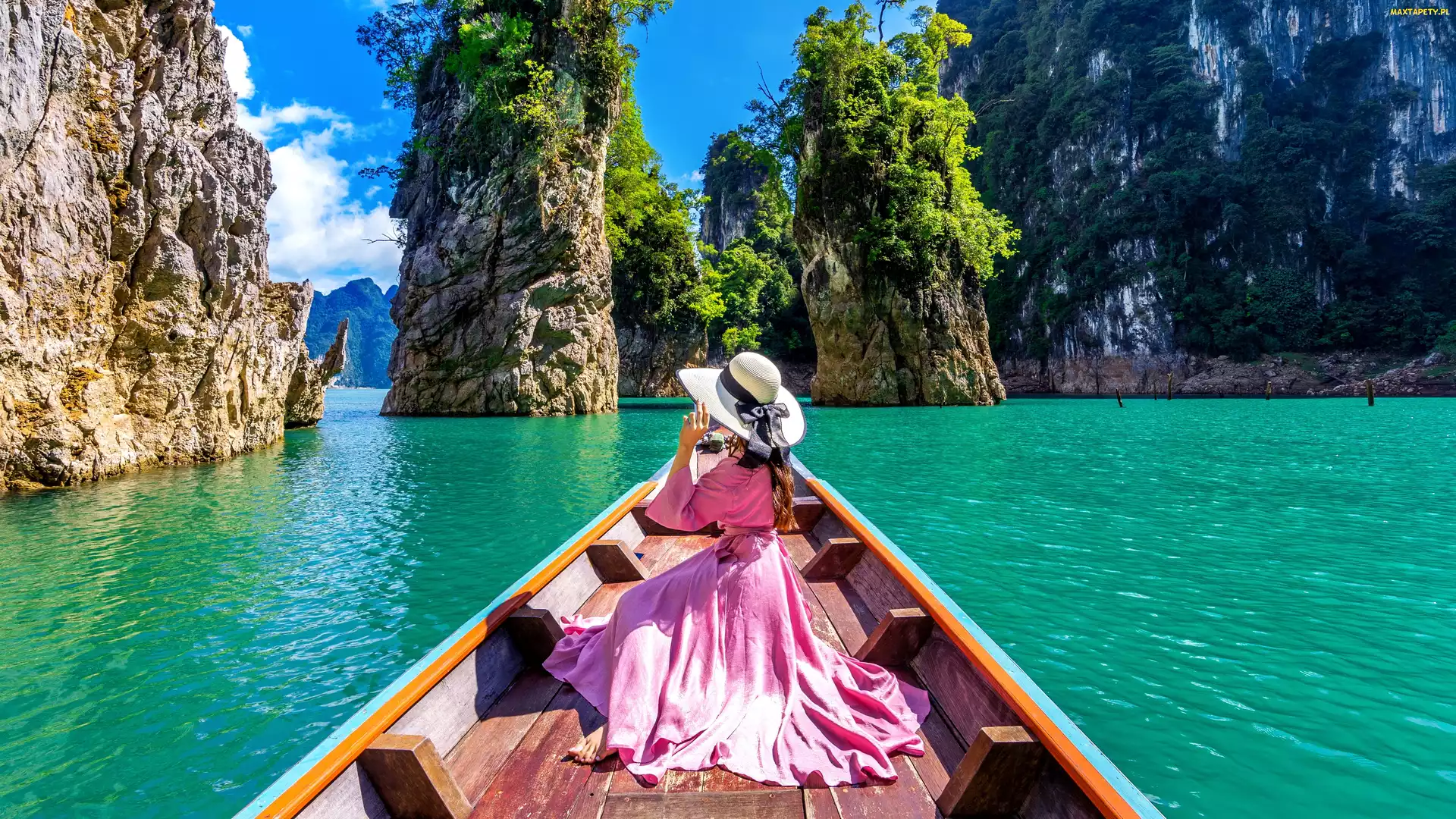 Drzewa, Skały, Kobieta, Łódka, Jezioro Ratchaprapha, Tajlandia, Różowa, Prowincja Surat Thani, Park Narodowy Khao Sok, Sukienka, Kapelusz