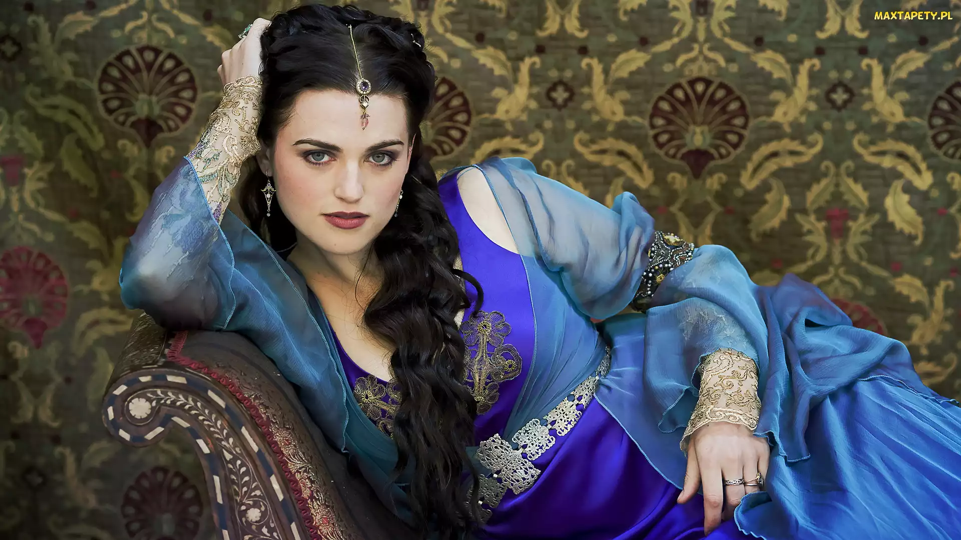 Przygody Merlina, Postać, Seriale, Katie McGrath, Sofa, Aktorka, Przygody Merlina, Morgana Pendragon