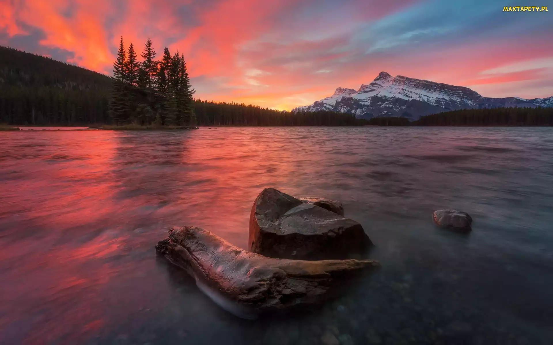 Kanada, Park Narodowy Banff, Wschód słońca, Prowincja Alberta, Jezioro, Mount Rundle, Two Jack Lake, Kamienie, Góry, Drzewa
