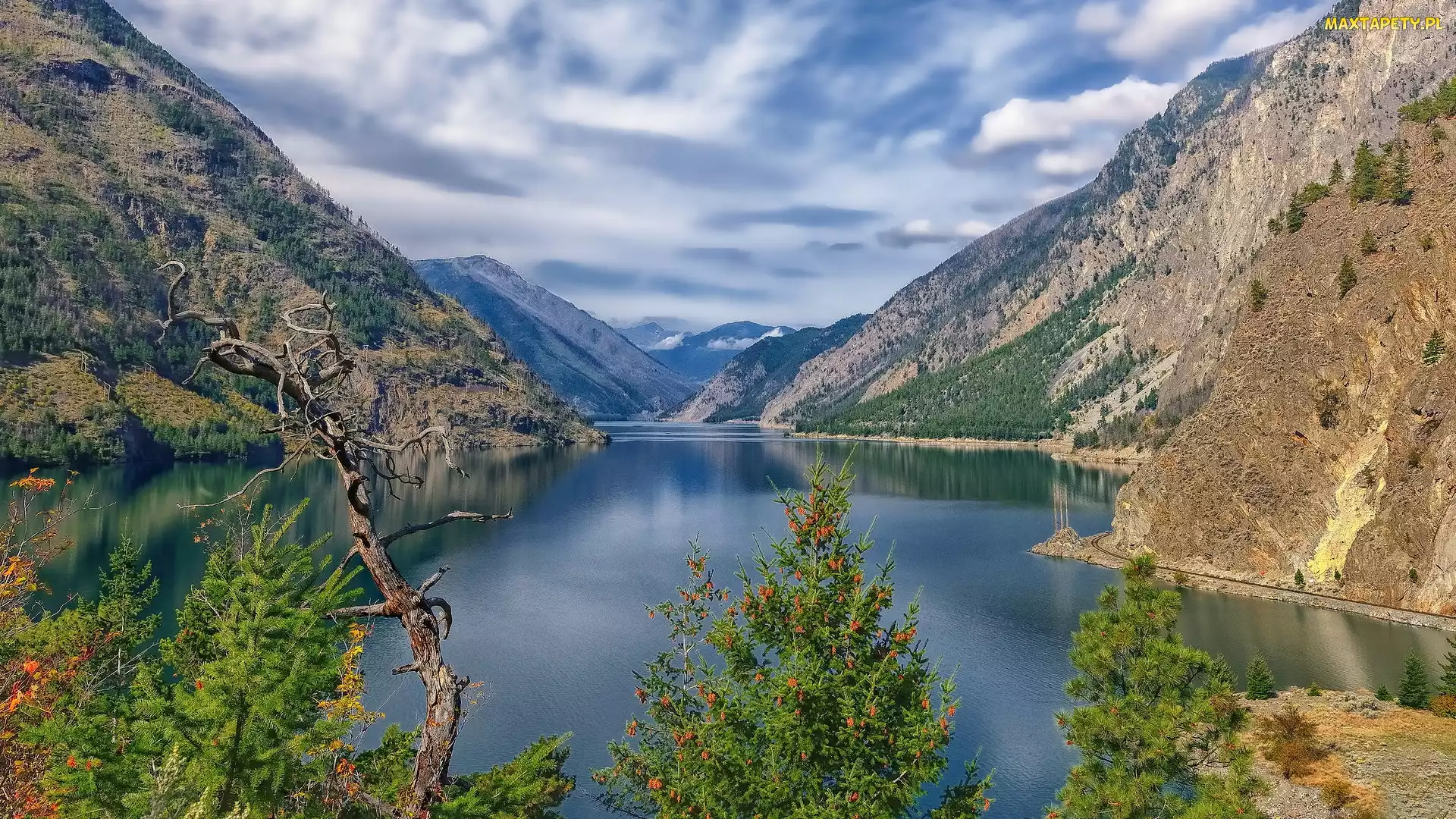 Seton Lake, Niebo, Jezioro, Drzewa, Kolumbia Brytyjska, Góry Nadbrzeżne, Kanada, Lillooet
