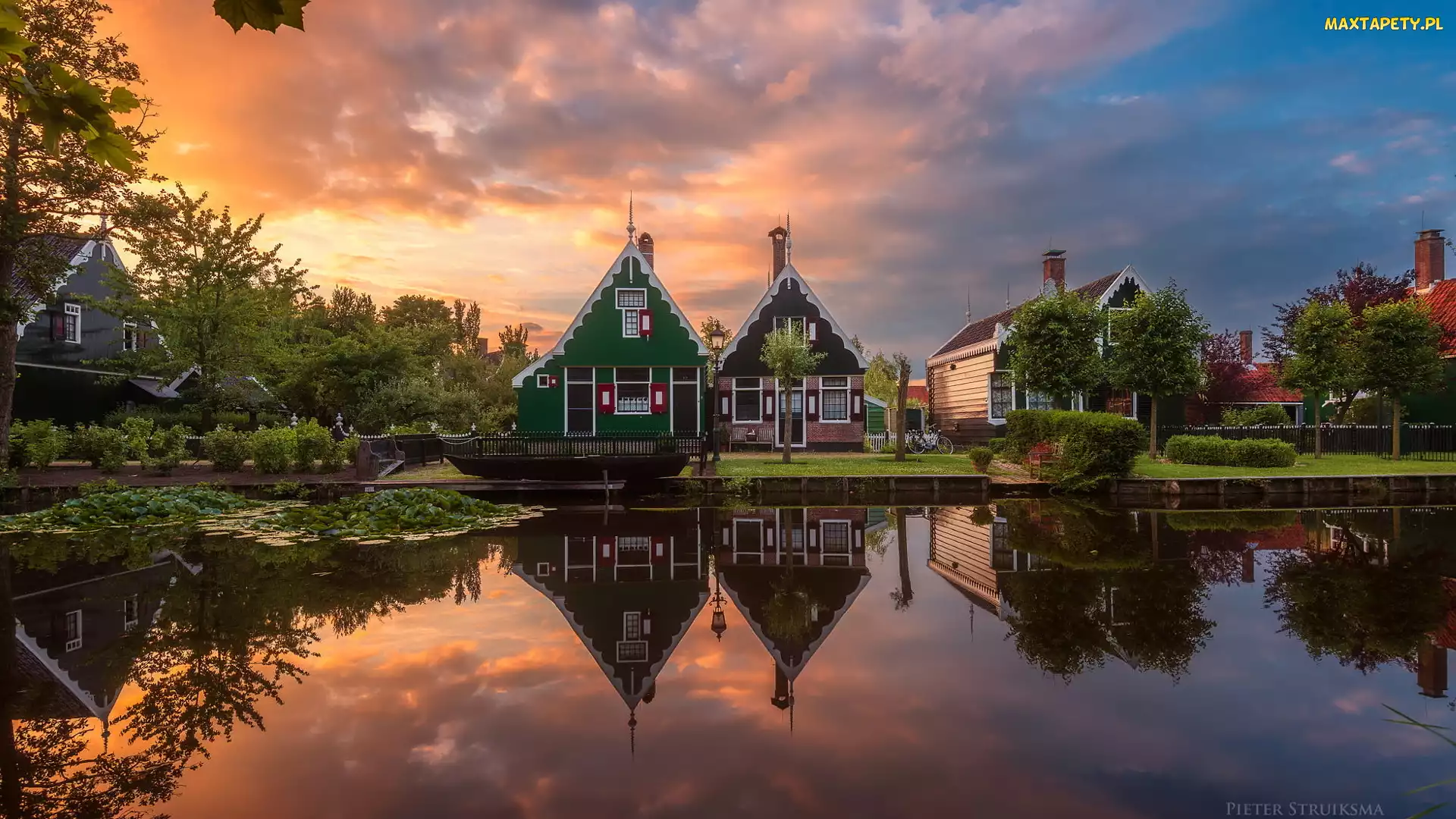 Holandia, Zachód słońca, Drzewa, Domy, Skansen Zaanse Schans, Rzeka Zaan