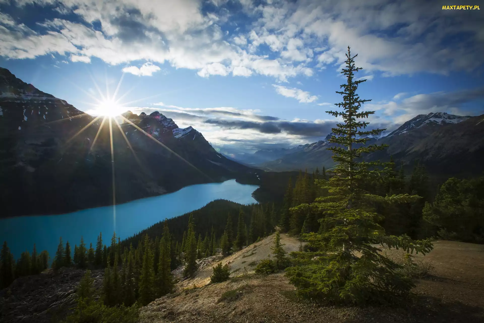 Kanada, Promienie słońca, Chmury, Alberta, Peyto Lake, Jezioro, Góry, Canadian Rockies, Park Narodowy Banff, Lasy
