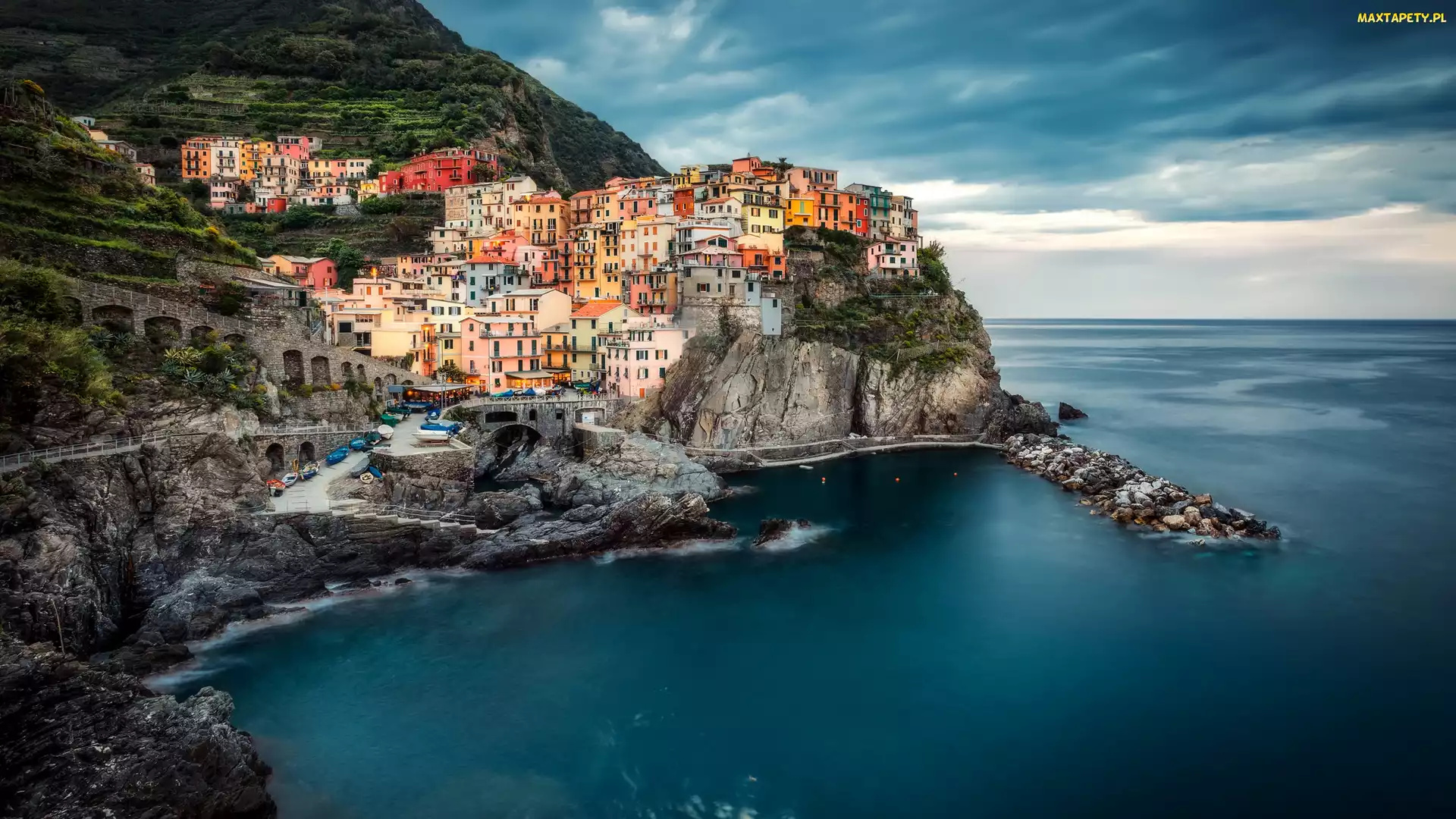 Kolorowe, Domy, Włochy, Manarola, Skały, Chmury, Prowincja La Spezia, Zatoczka, Morze Liguryjskie, Region Liguria, Gmina Riomaggiore