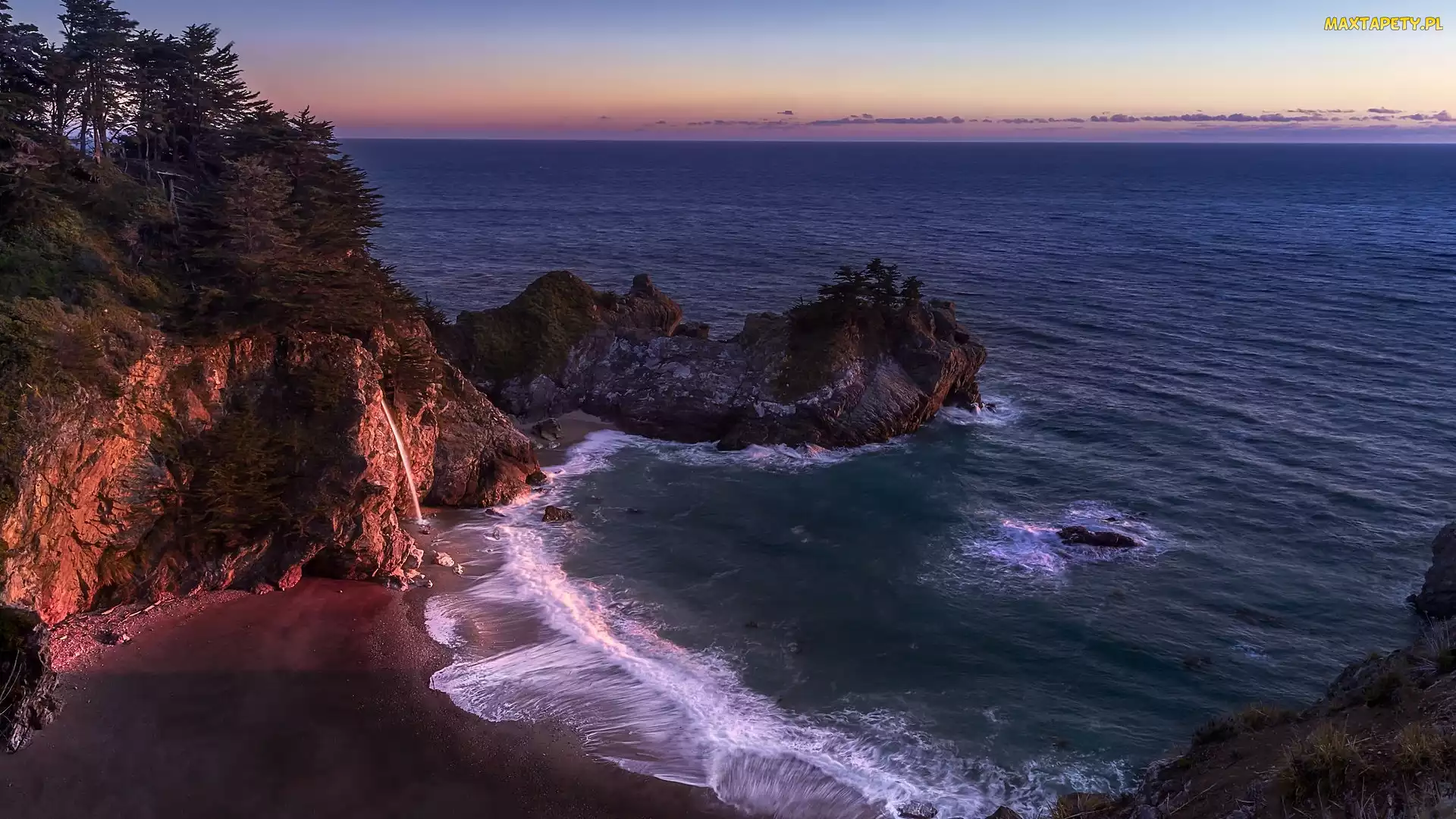 Drzewa, Plaża, McWay Cove, Skały, Wybrzeże Big Sur, Stan Kalifornia, Park Stanowy Julia Pfeiffer Burns, Wodospad McWay Falls, Stany Zjednoczone, Zatoka