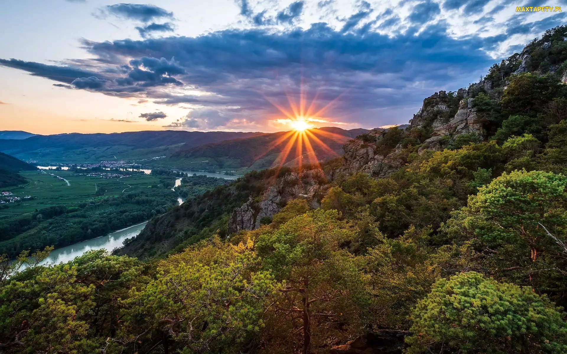 Góry, Chmury, Promienie, Austria, Zachód słońca, Krzewy, Rzeka Dunaj, Dolina Wachau, Drzewa
