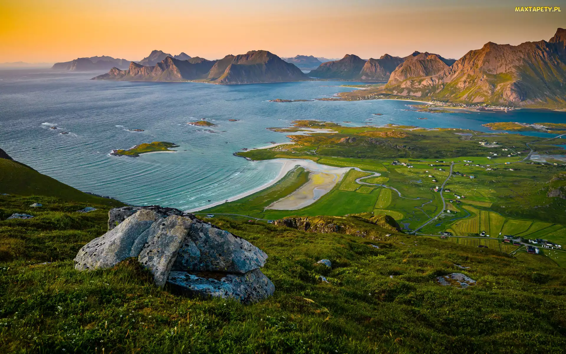 Kamienie, Plaża Kvalvika, Góry, Roślinność, Morze, Norwegia, Lofoty
