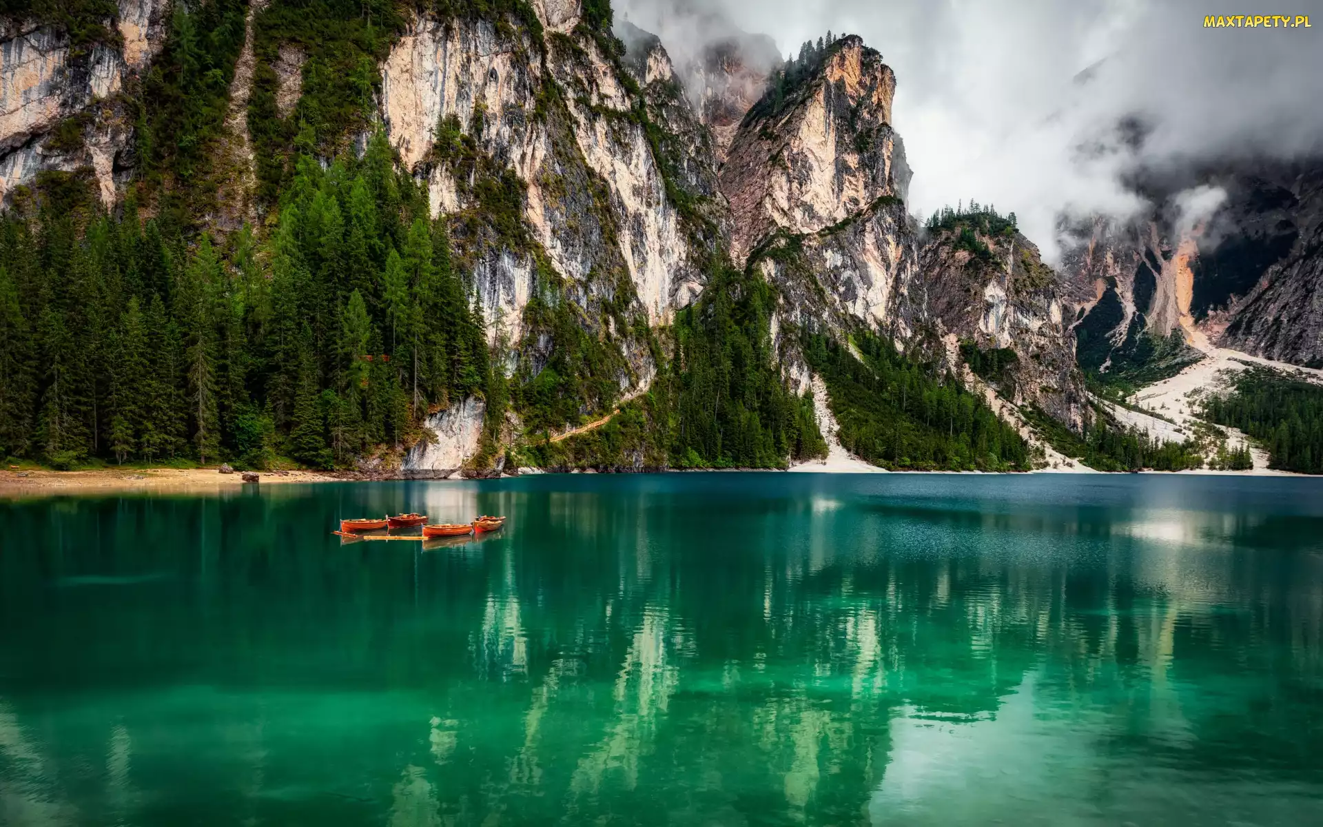 Góry, Lasy, Pragser Wildsee, Włochy, Łodzie, Braies Lake, Dolomity, Chmury, Jezioro