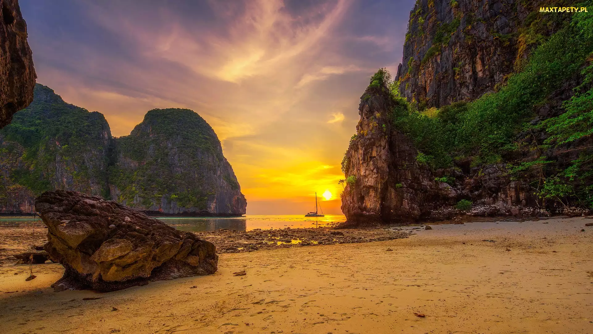 Tajlandia, Zachód słońca, Roślinność, Prowincja Krabi, Wyspa Ko Phi Phi, Żaglówka, Skały, Plaża, Morze, Brzeg