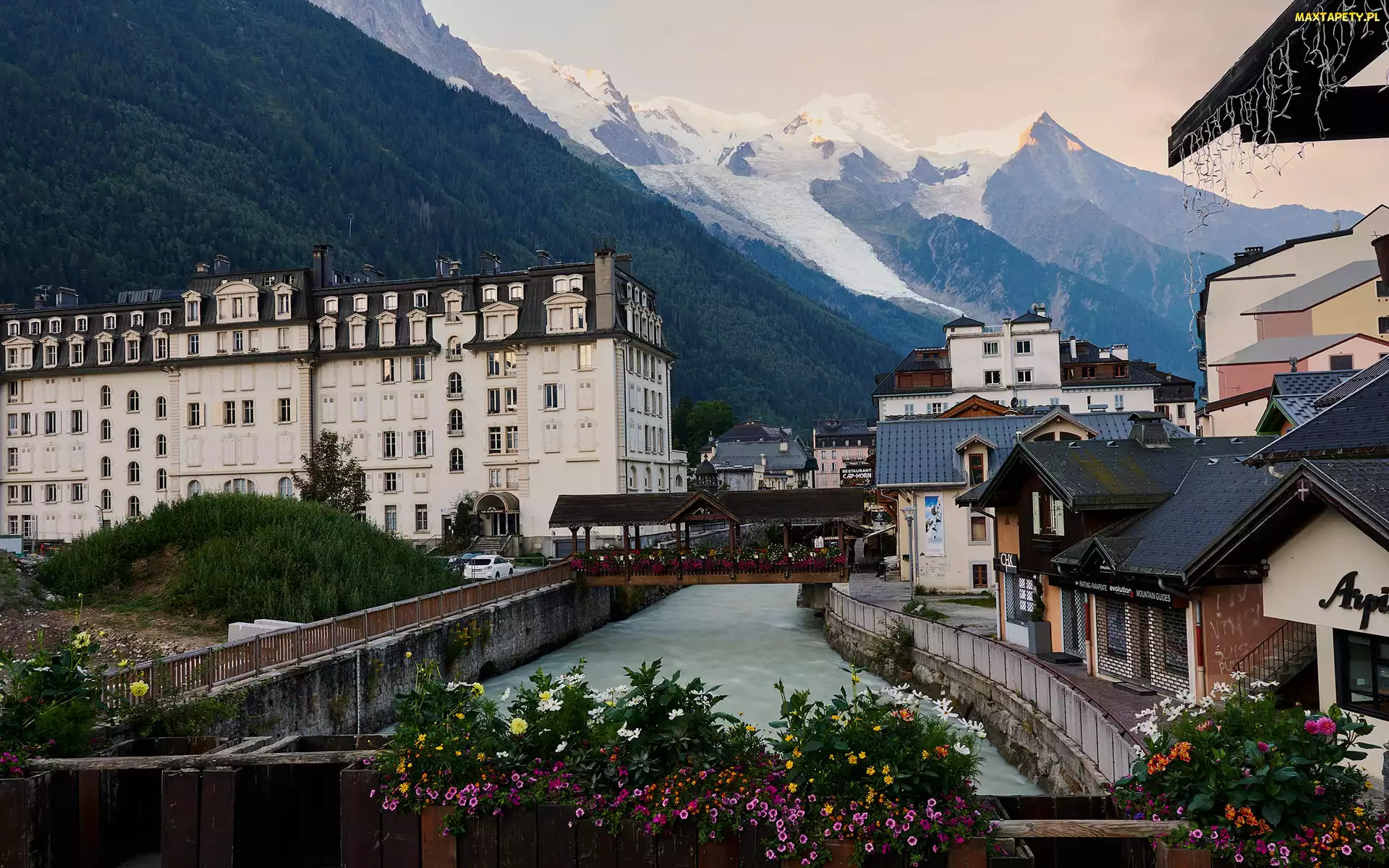 Domy, Muzeum historii lokalnej, Chamonix Mont Blanc, Kanał wodny, Alpy, Francja, Góry