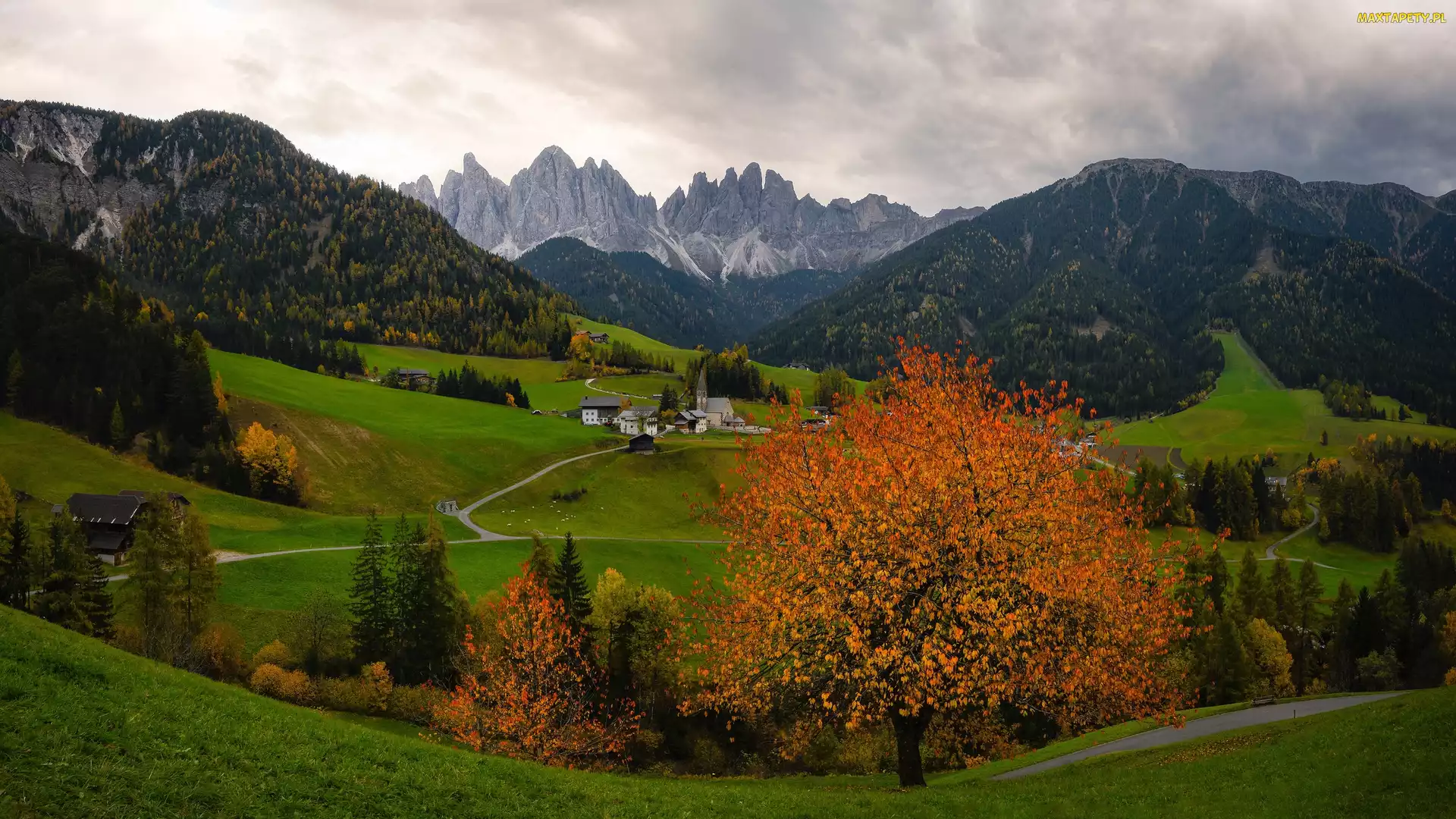 Dolomity, Chmury, Jesień, Góry, Las, Domy, Wieś, Drzewa, Santa Maddalena, Dolina Val di Funes, Kościół, Włochy