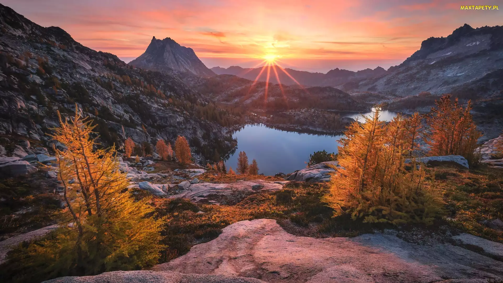 Stan Waszyngton, Drzewa, Jesień, Stany Zjednoczone, Góry Kaskadowe, Inspiration Lake, Alpine Lakes Wilderness, Jezioro, Enchantments, Wschód słońca, Rezerwat przyrody, Skały