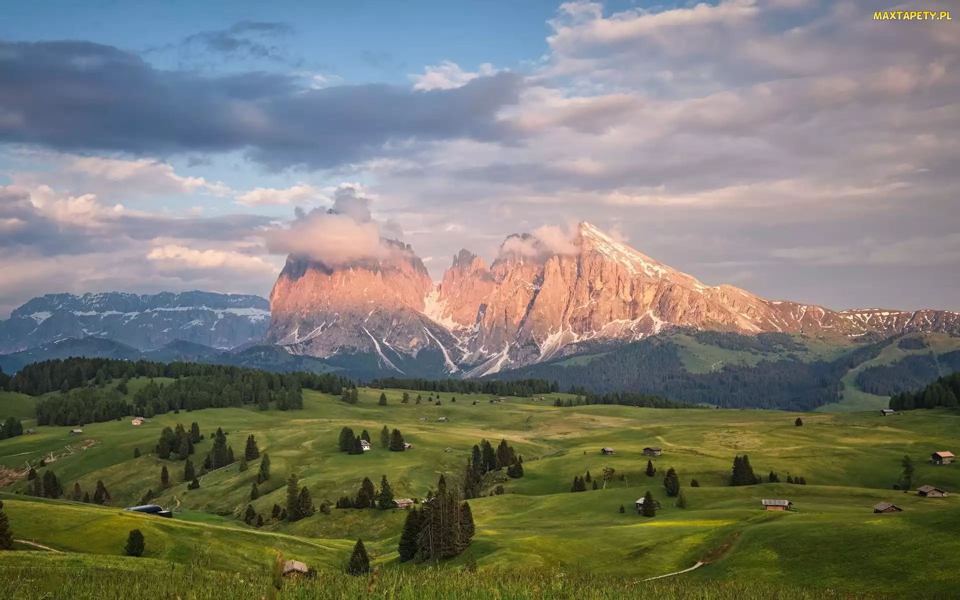 Drzewa, Drewniane, Dolomity, Dolina, Domki, Włochy, Góry, Chmury, Val Gardena, Sassolungo, Płaskowyż Seiser Alm