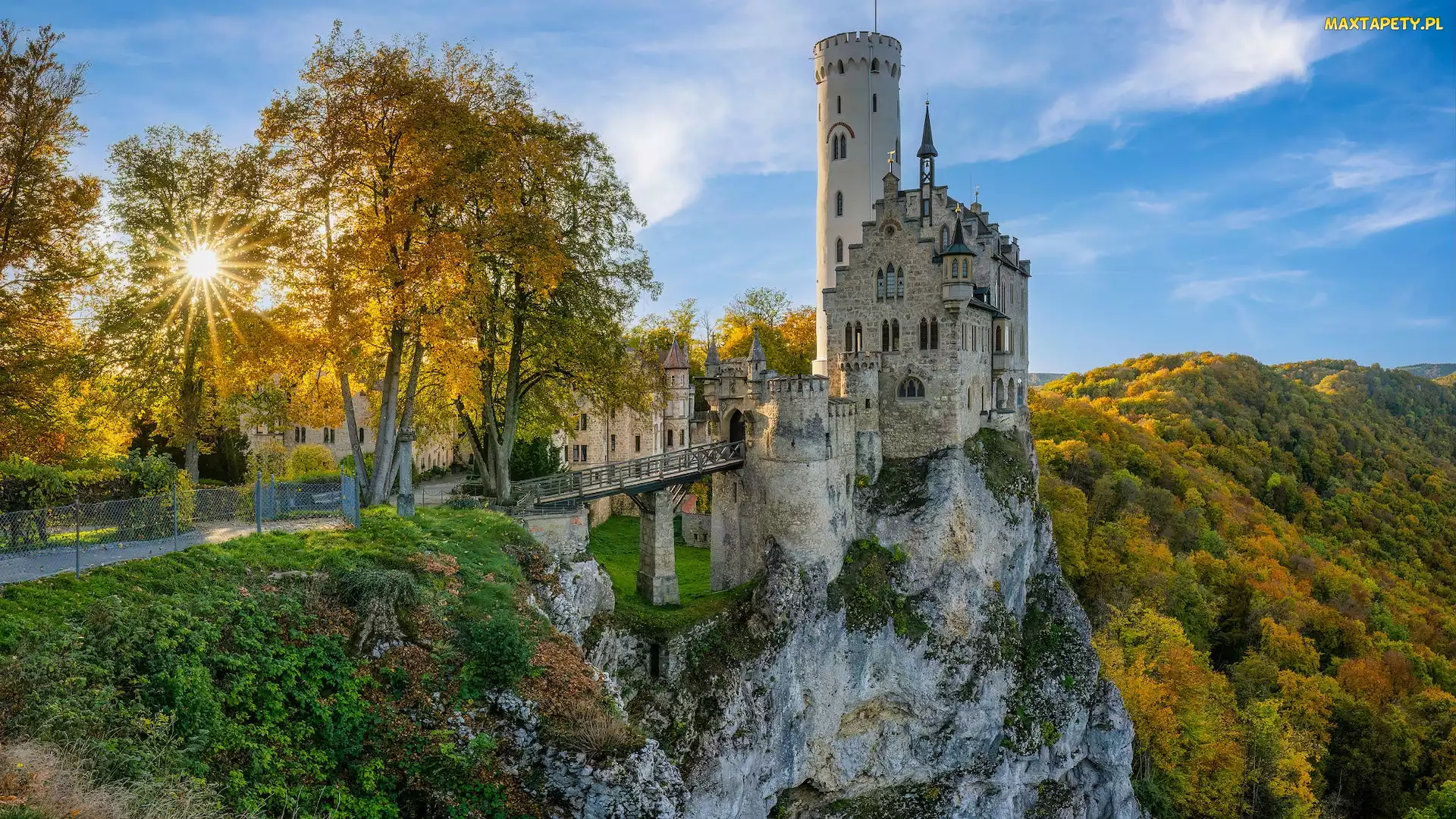 Niemcy, Promienie słońca, Skały, Drzewa, Most, Jesień, Lichtenstein, Wzgórze, Zamek Lichtenstein